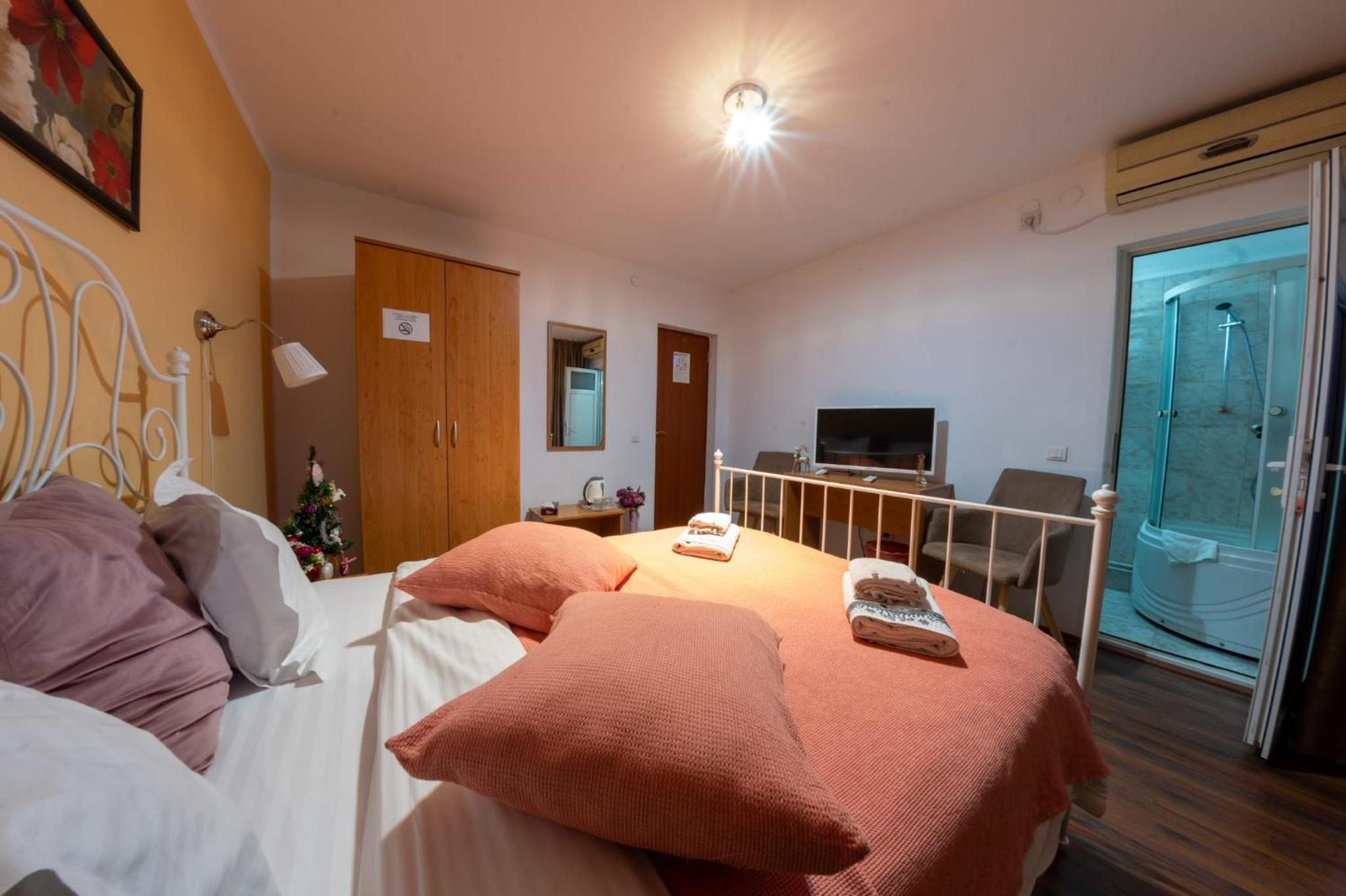 Double Room - Photo 2