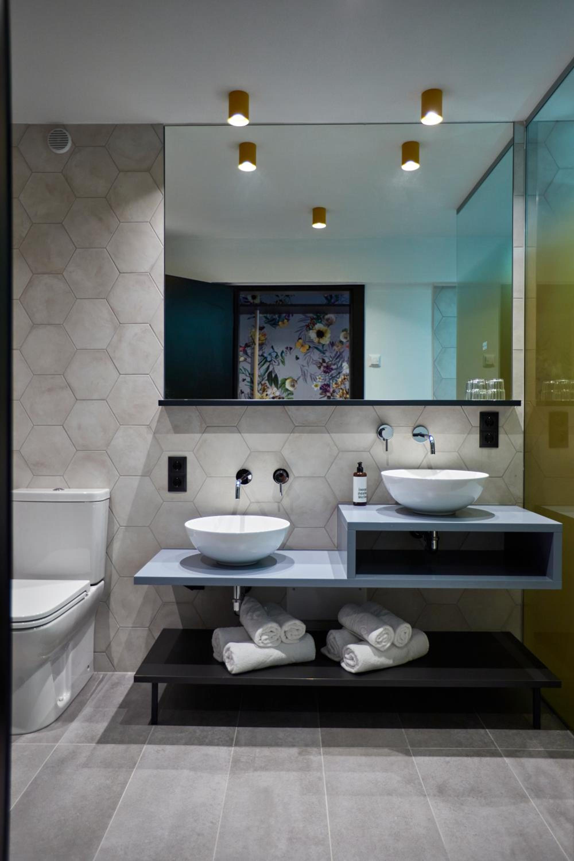 Deluxe Double Room (2 Adults + 1 Child) - Photo 3