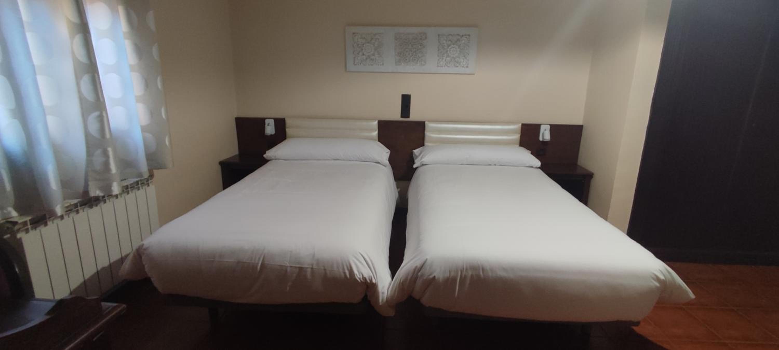 Twin Room with Private Bathroom photo 2