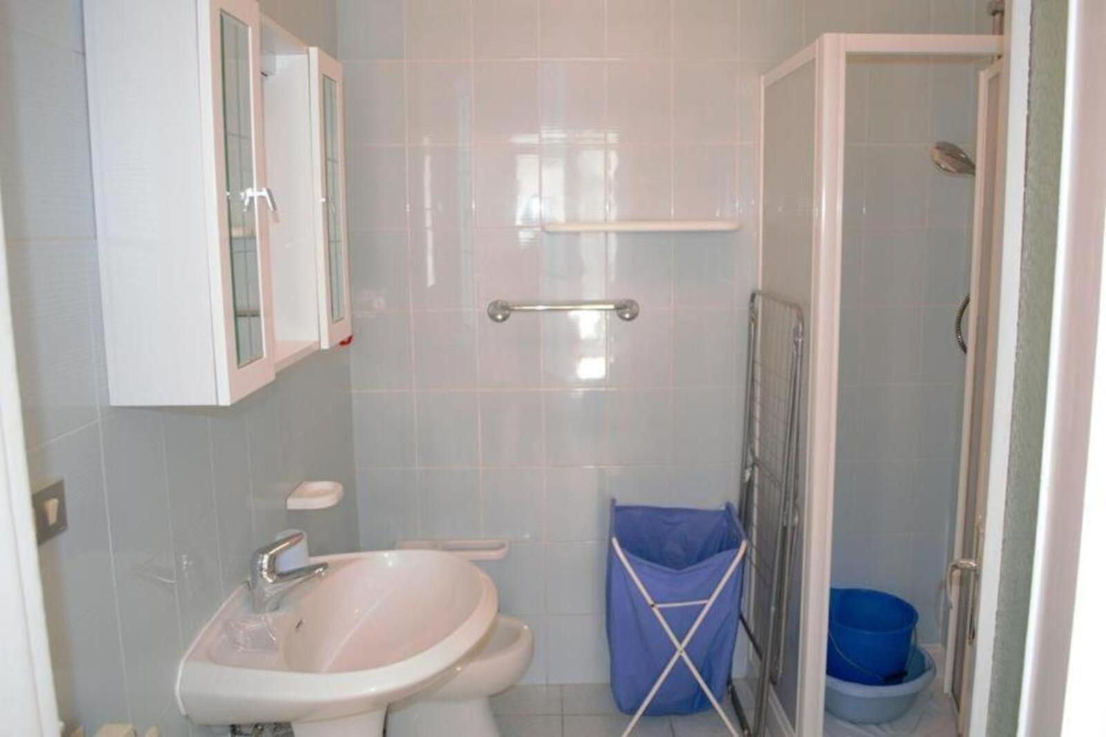 Apartment with Shower photo 3