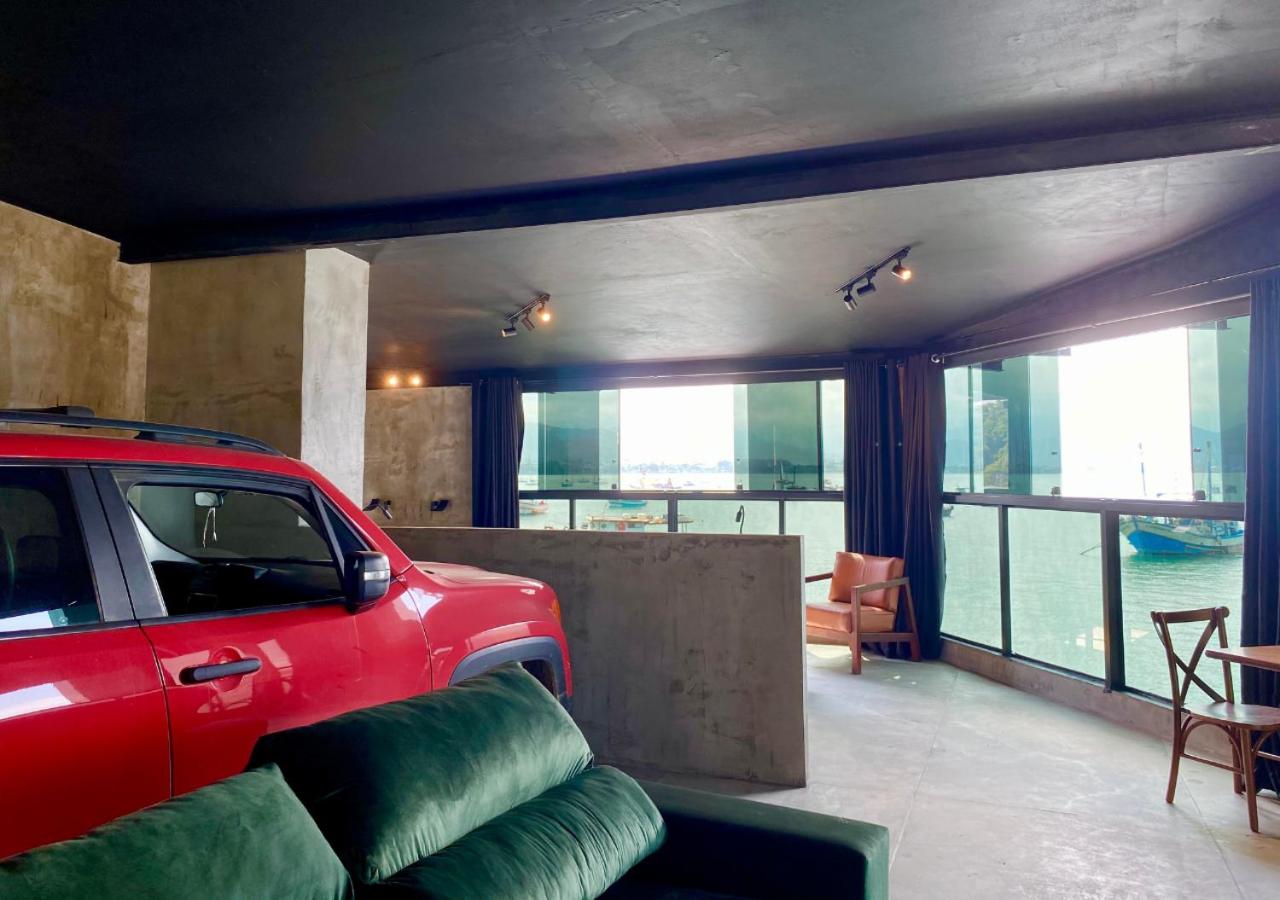 Deluxe Suite with Sea View - Photo 11