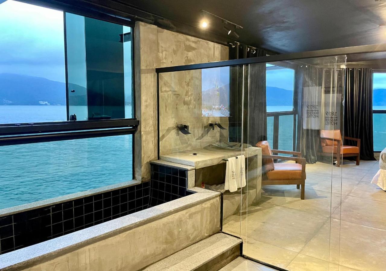 Deluxe Suite with Sea View - Photo 6