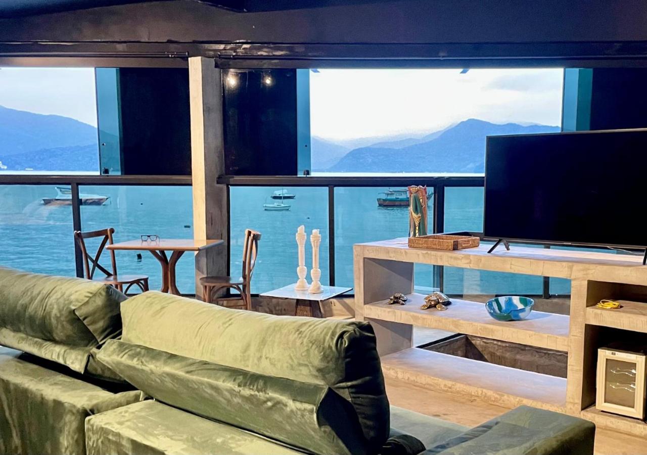 Deluxe Suite with Sea View - Photo 3