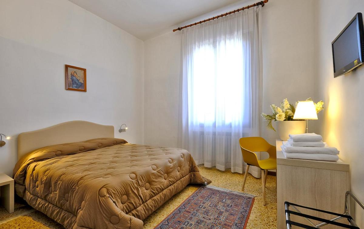 Double Room - Photo 5