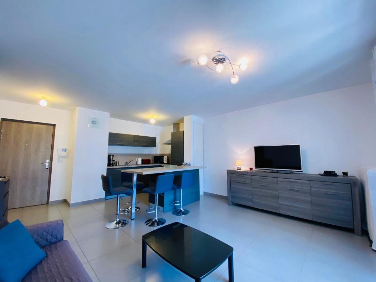 Apartment with Terrace photo 2
