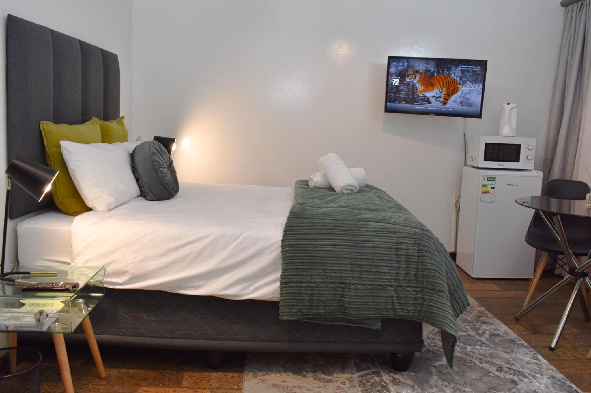Budget Double Room - Photo 18