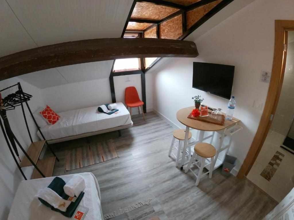 Twin Room with Private Bathroom - Photo 47