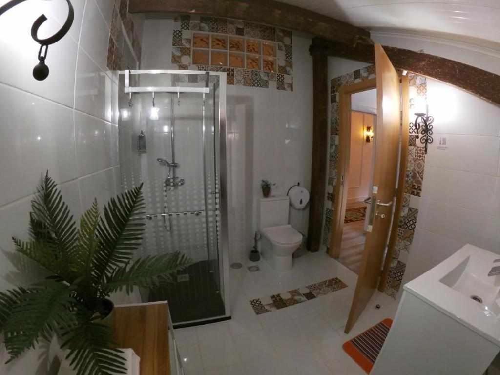 Twin Room with Private Bathroom - Photo 45