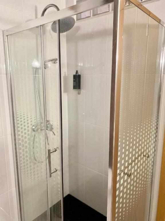 Twin Room with Private Bathroom - Photo 43