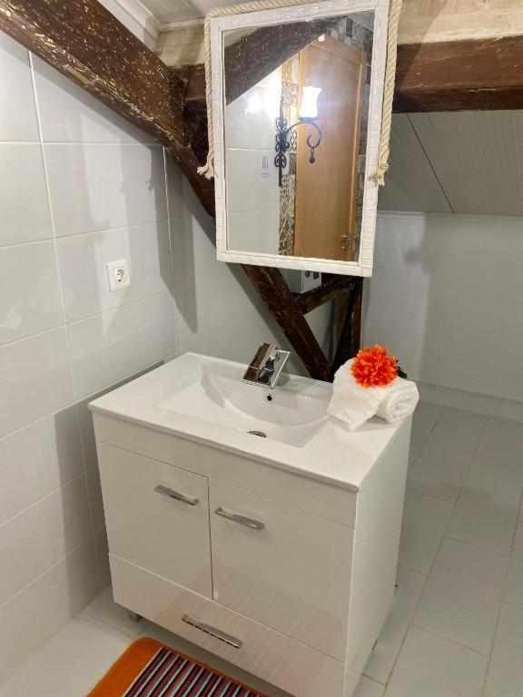 Twin Room with Private Bathroom - Photo 12