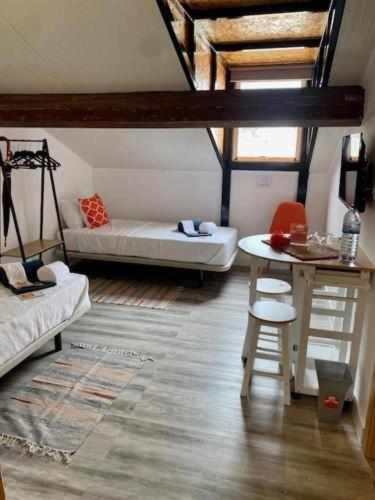 Twin Room with Private Bathroom - Photo 9