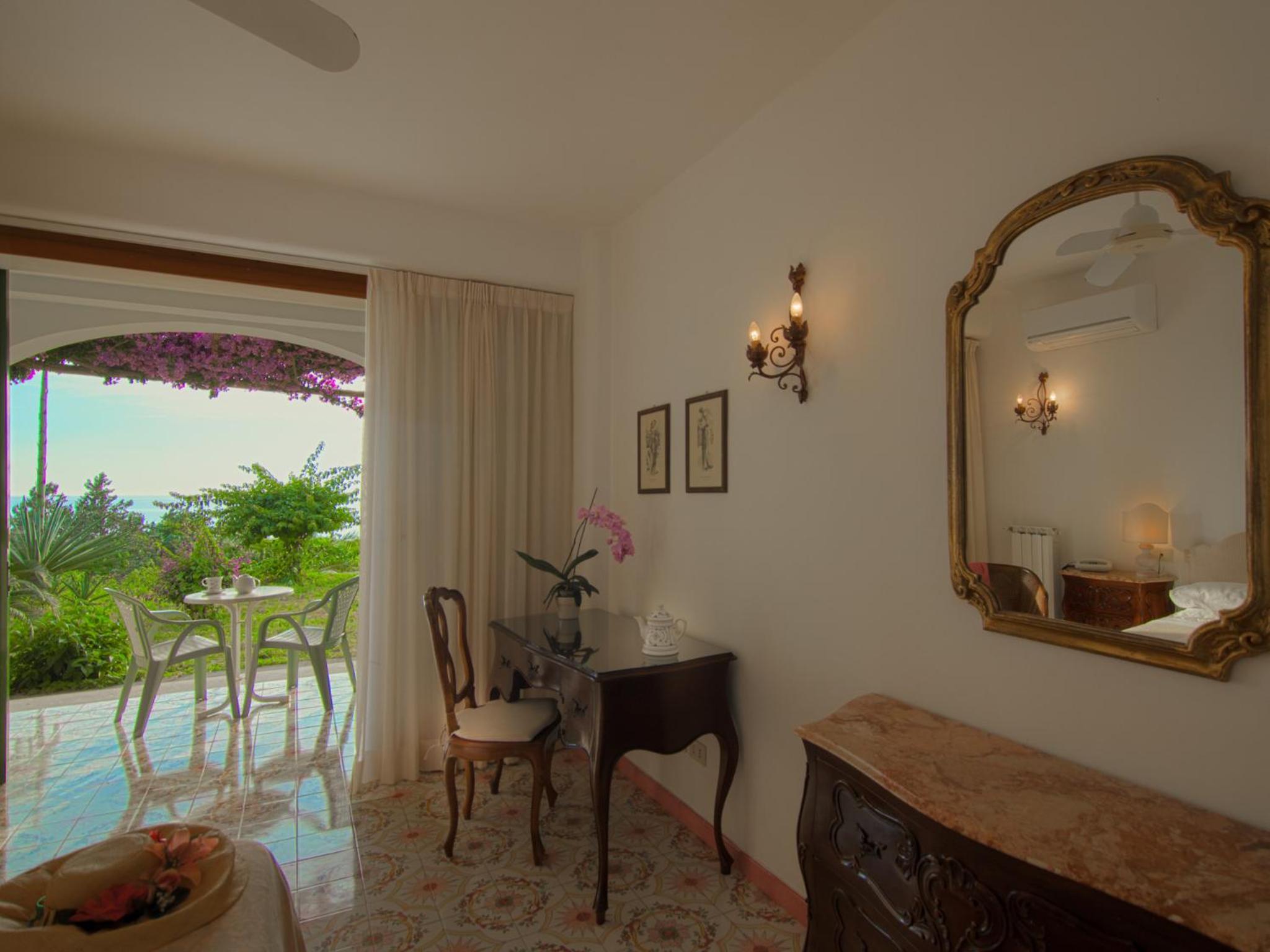 Double or Twin Room with Sea View - Photo 3