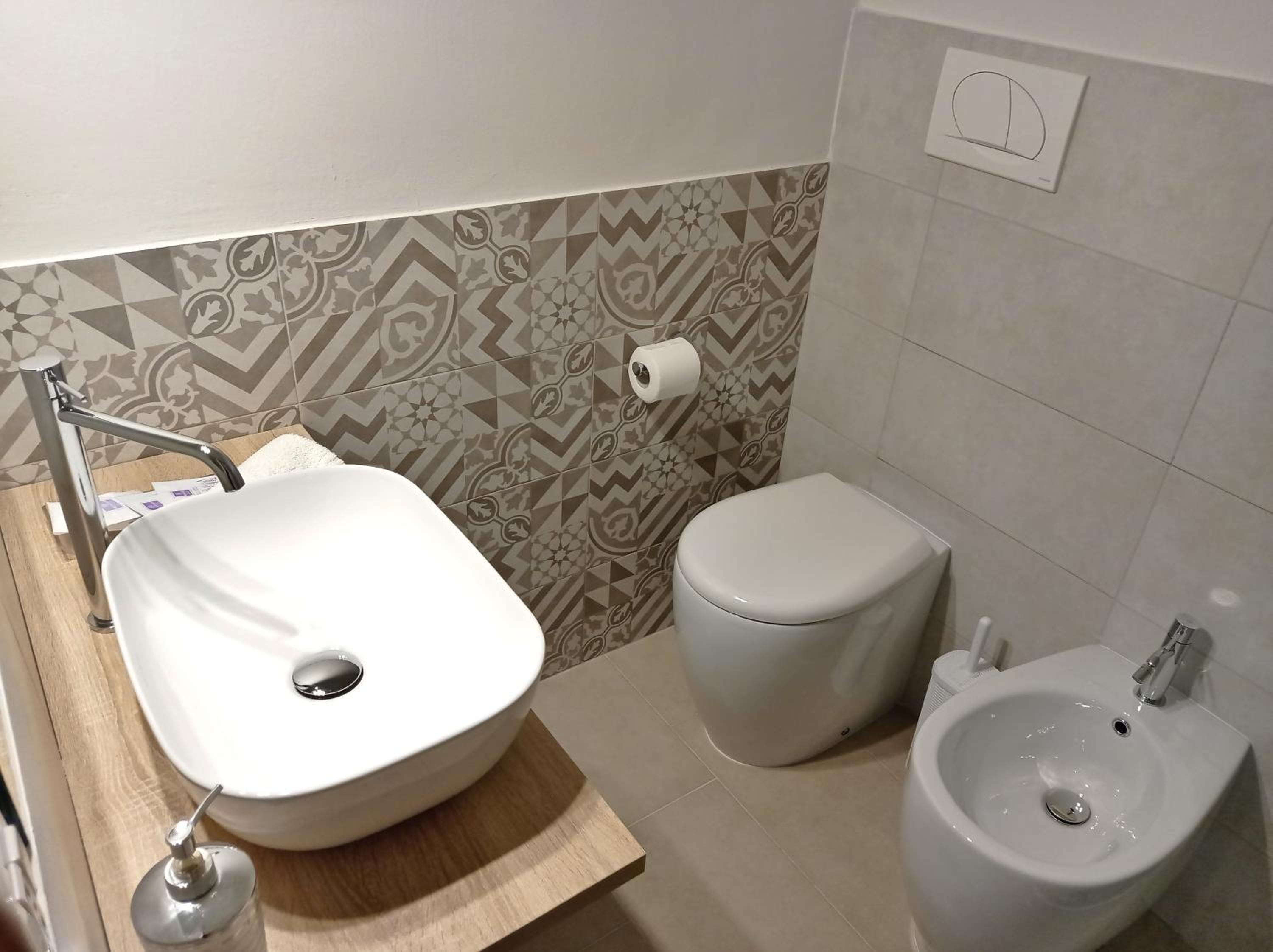 Double or Twin Room - Photo 12