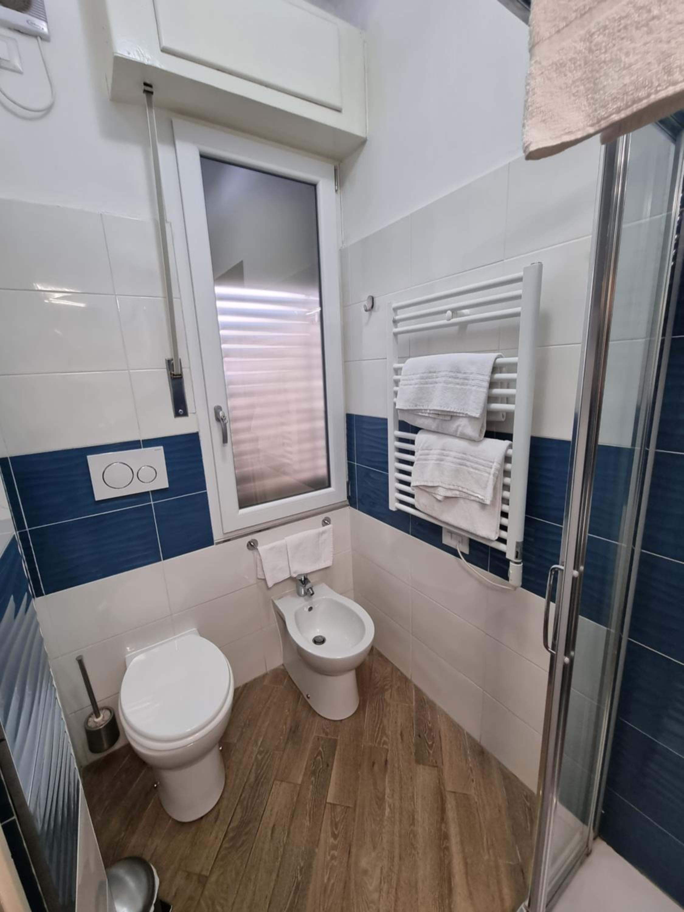 Large Double or Twin Room - Photo 12