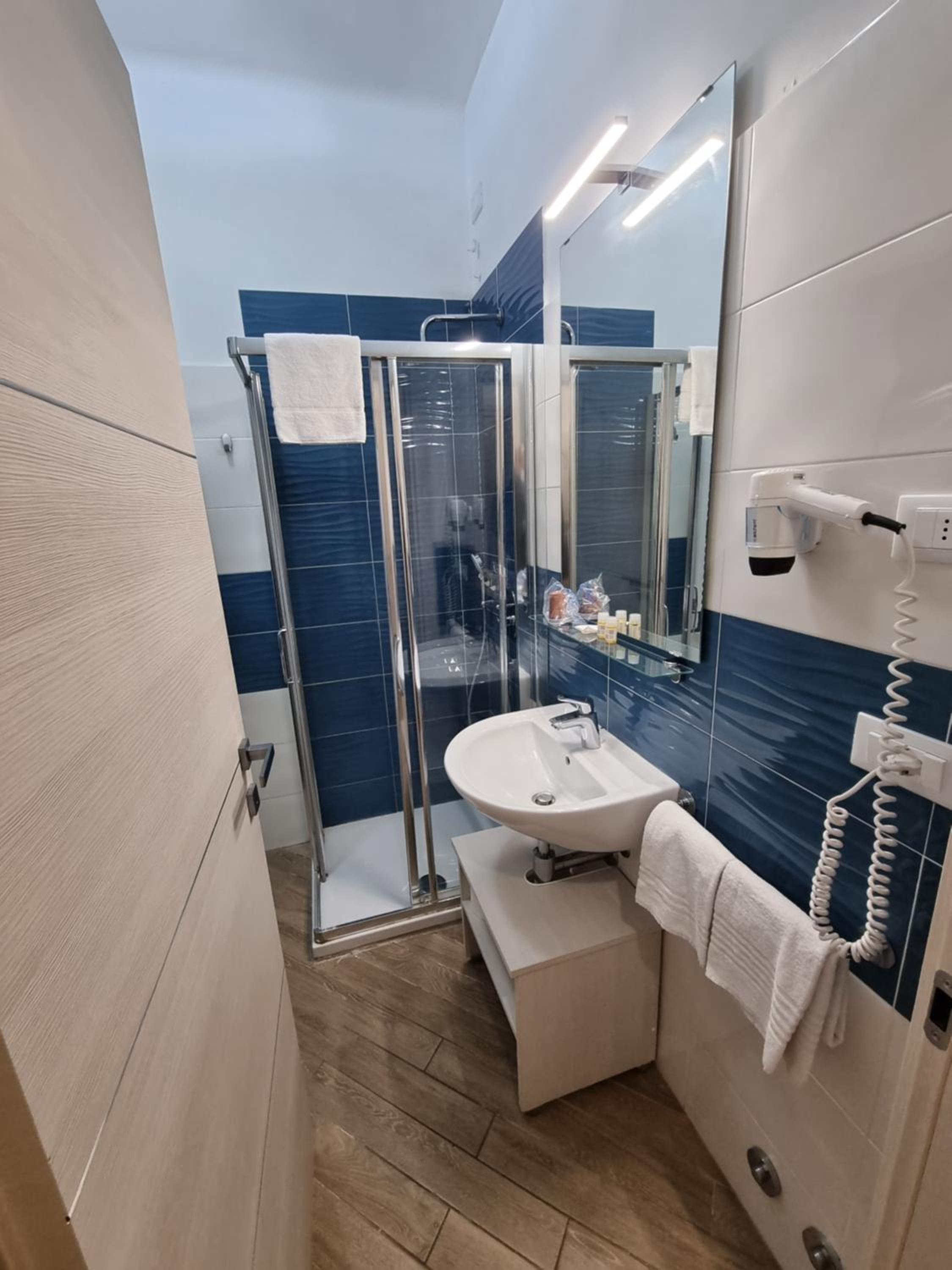 Large Double or Twin Room - Photo 13