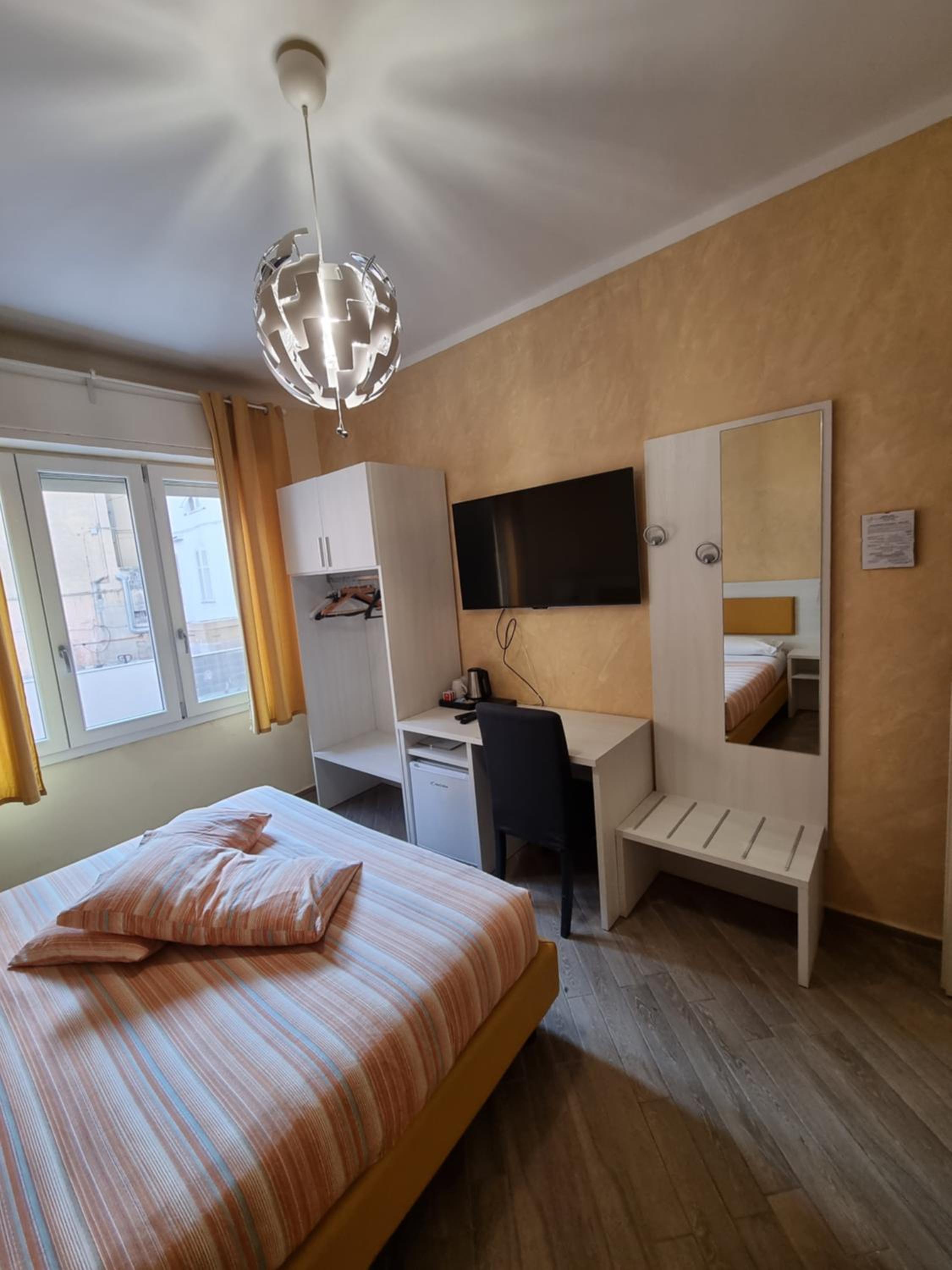 Large Double or Twin Room - Photo 8