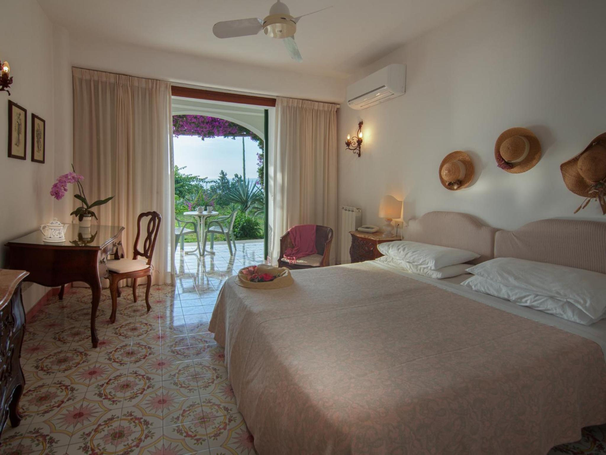 Double or Twin Room with Sea View - Photo 4