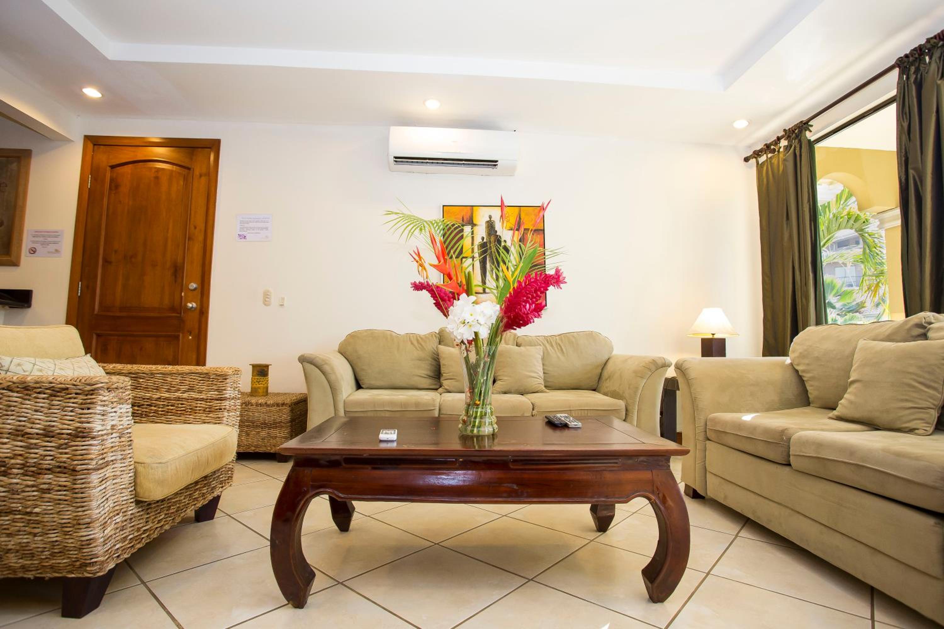 Apartment with Mountain View - Photo 4