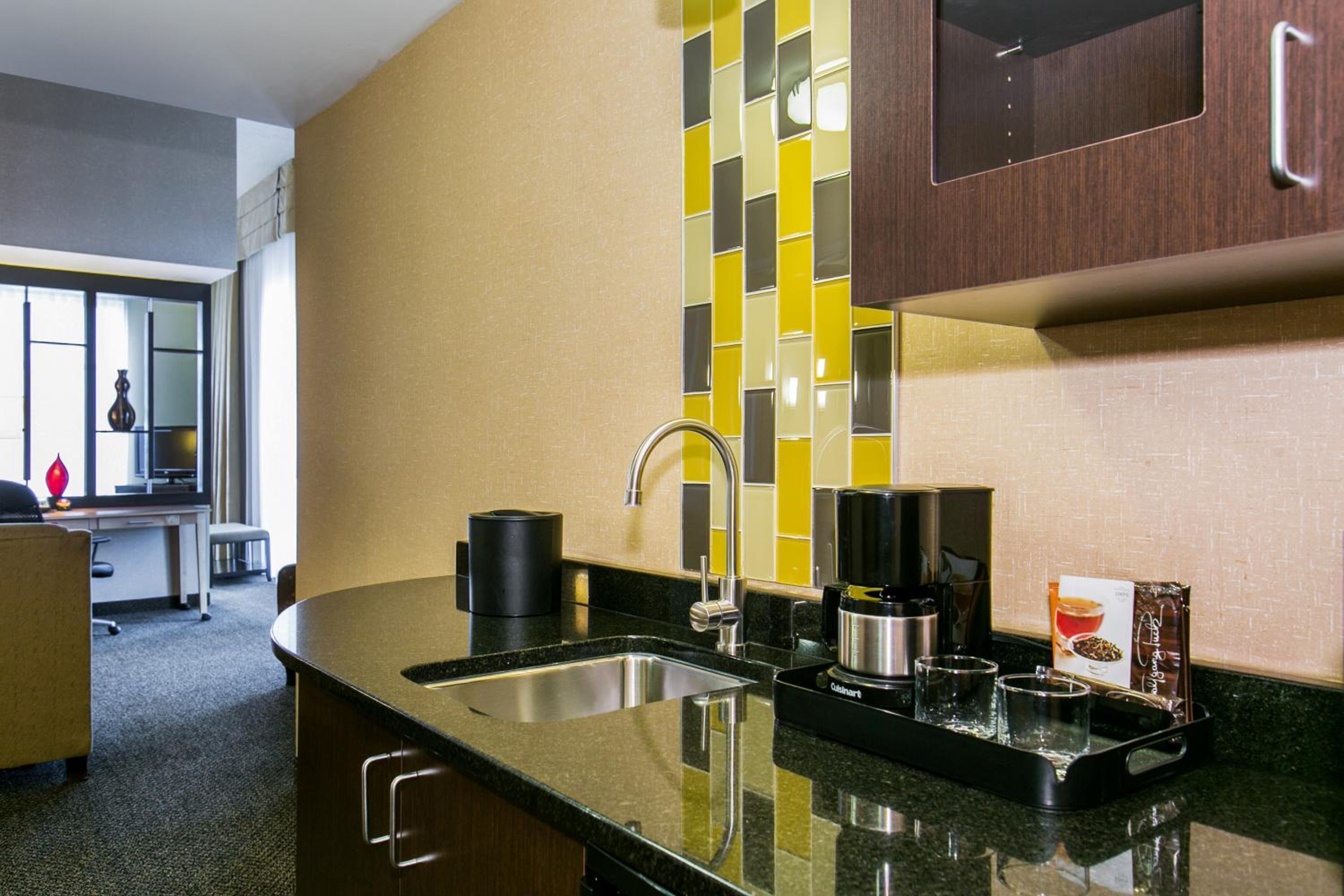 VIP King Suite - Non-Smoking - Photo 2