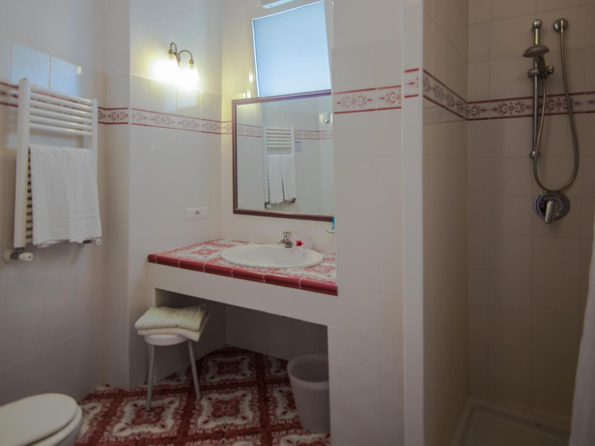 Standard Double or Twin Room - Photo 4