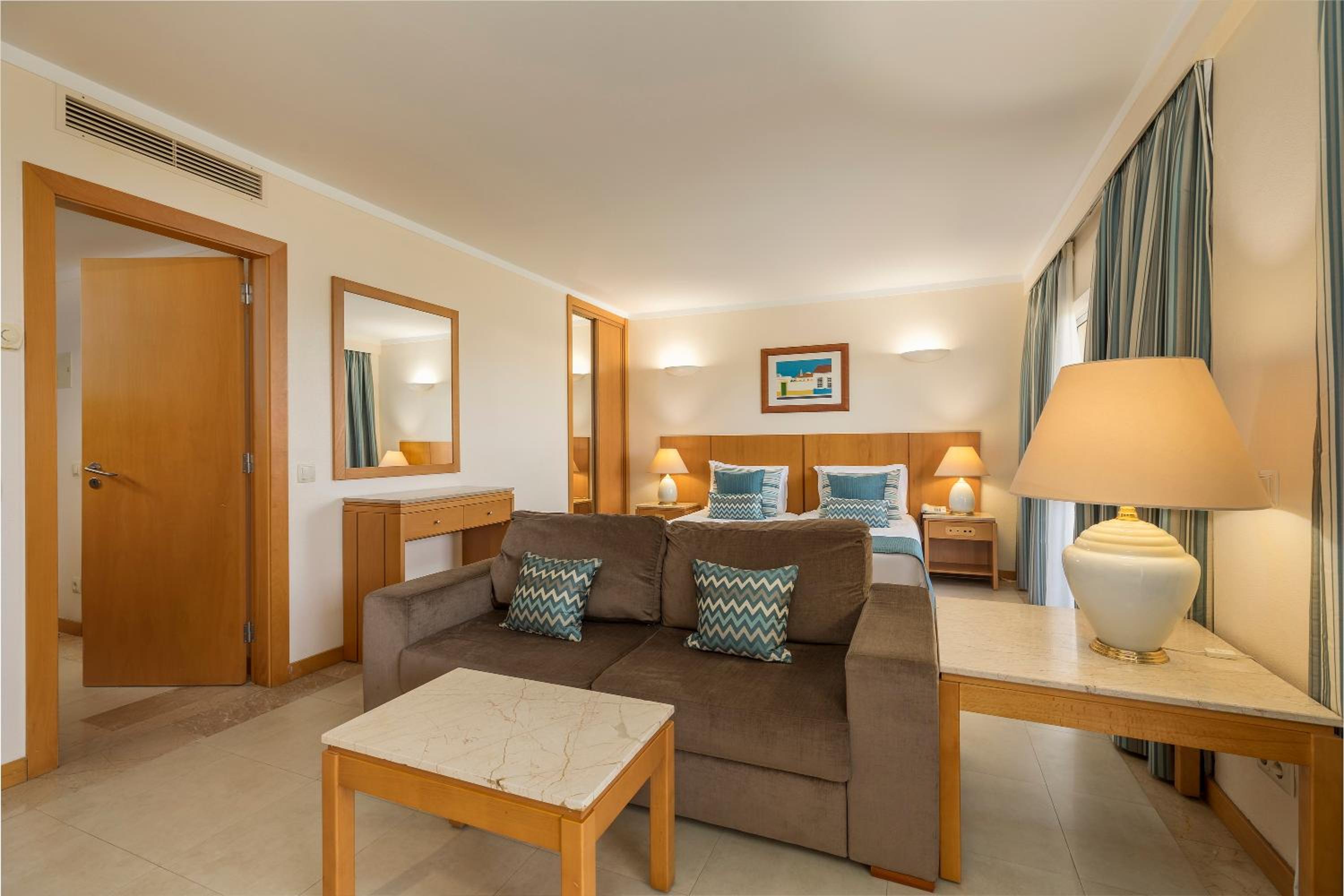 Deluxe Junior Suite thumbnail 5