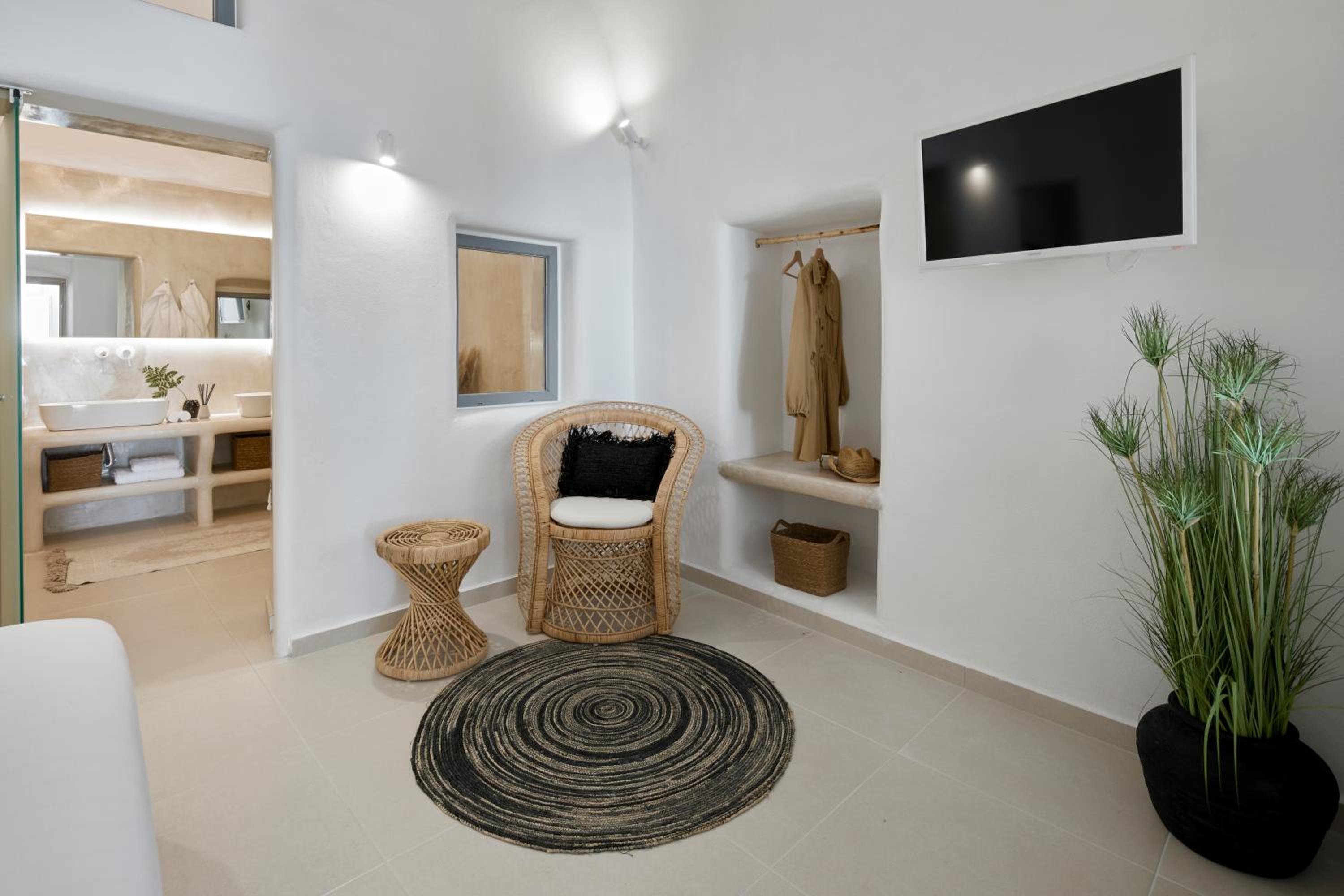 Premium Cave Suite with Outdoor Plunge Pool - Photo 21