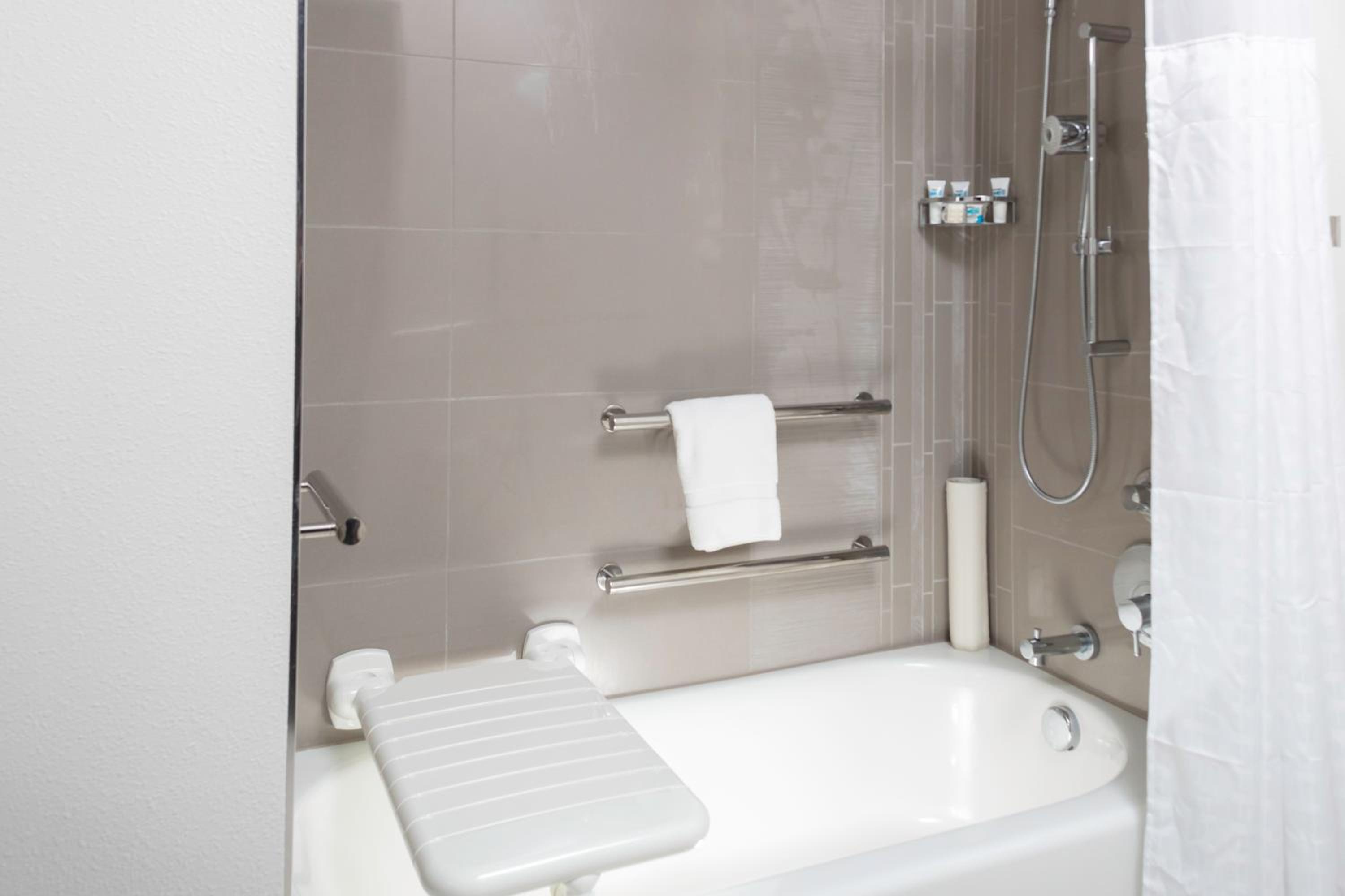 Queen Room with Two Queen Beds and Accessible Tub - Photo 4