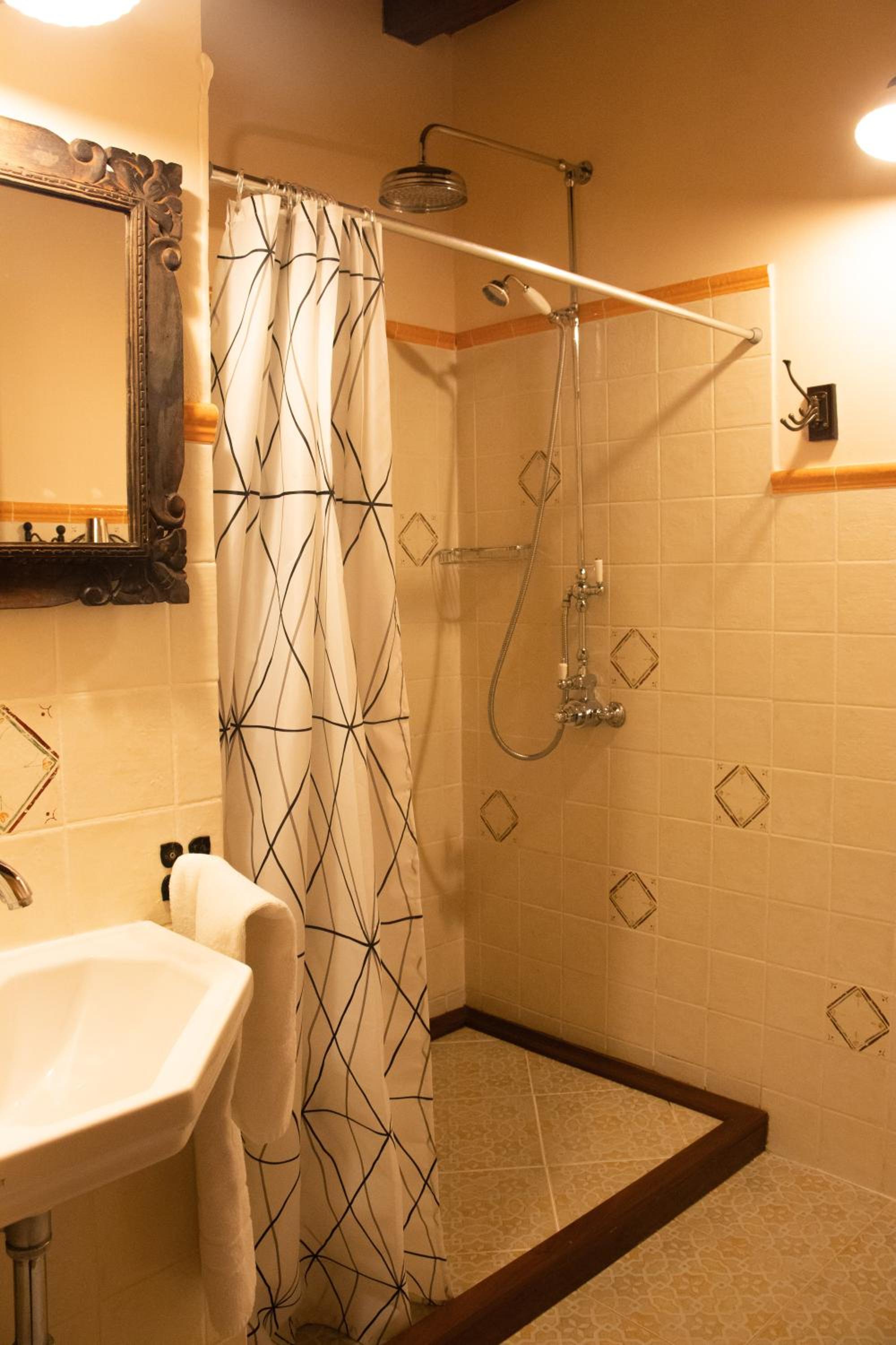 Large Double Room - Photo 7