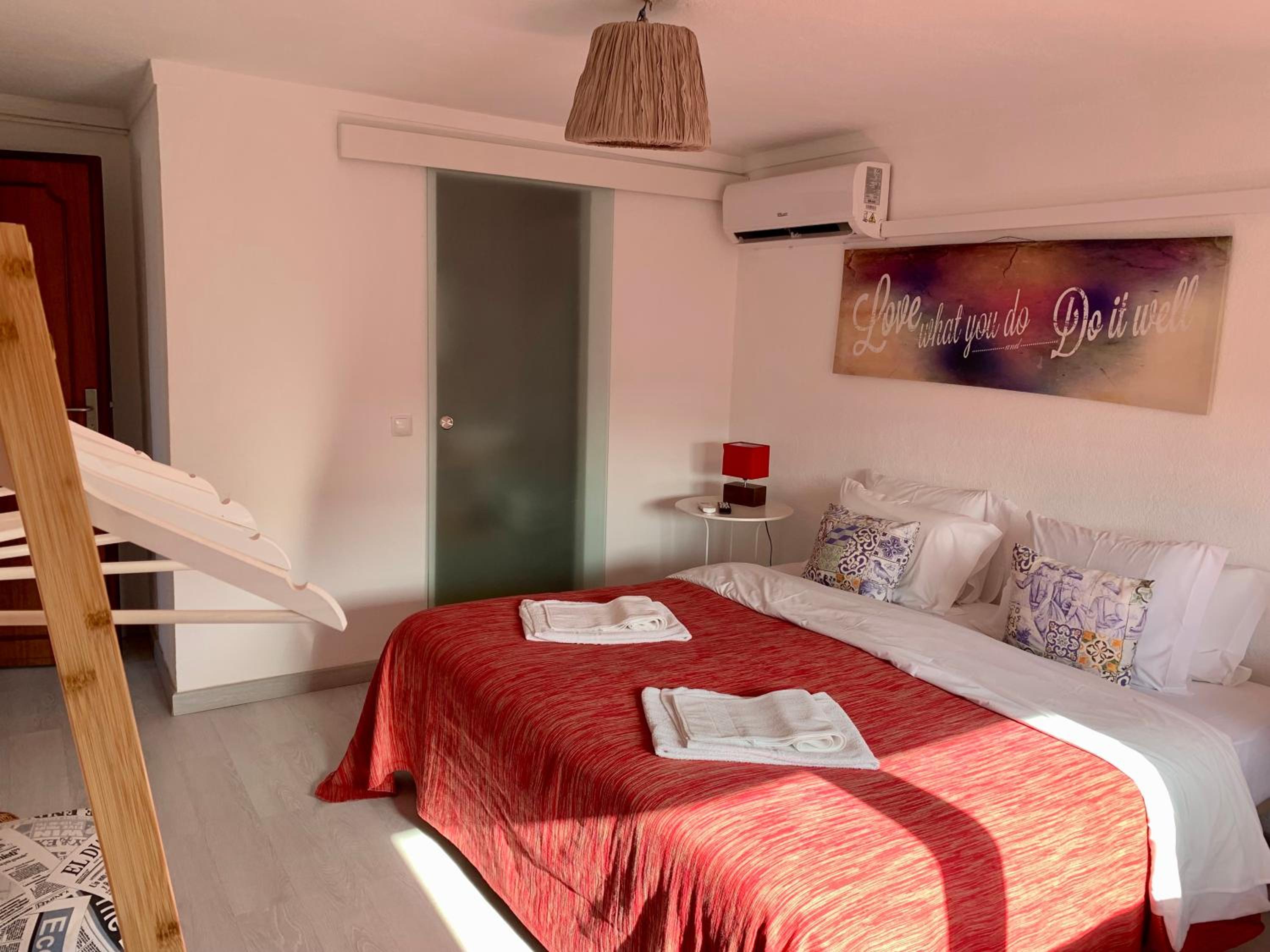 Quadruple Room with Private Bathroom photo 1