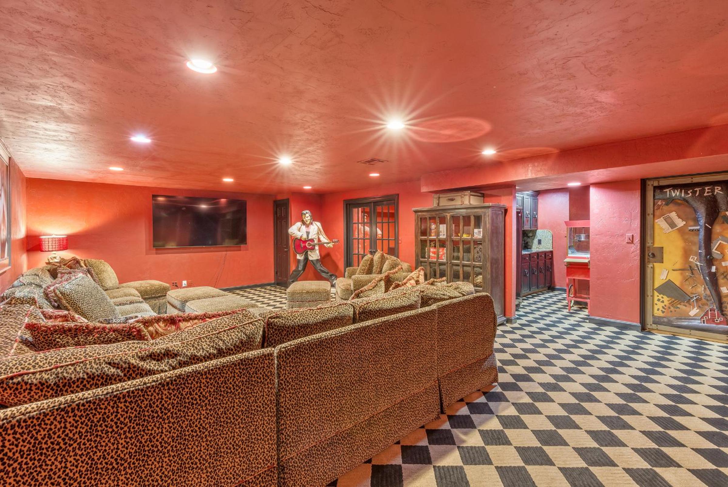 Three-Bedroom Suite - Photo 7