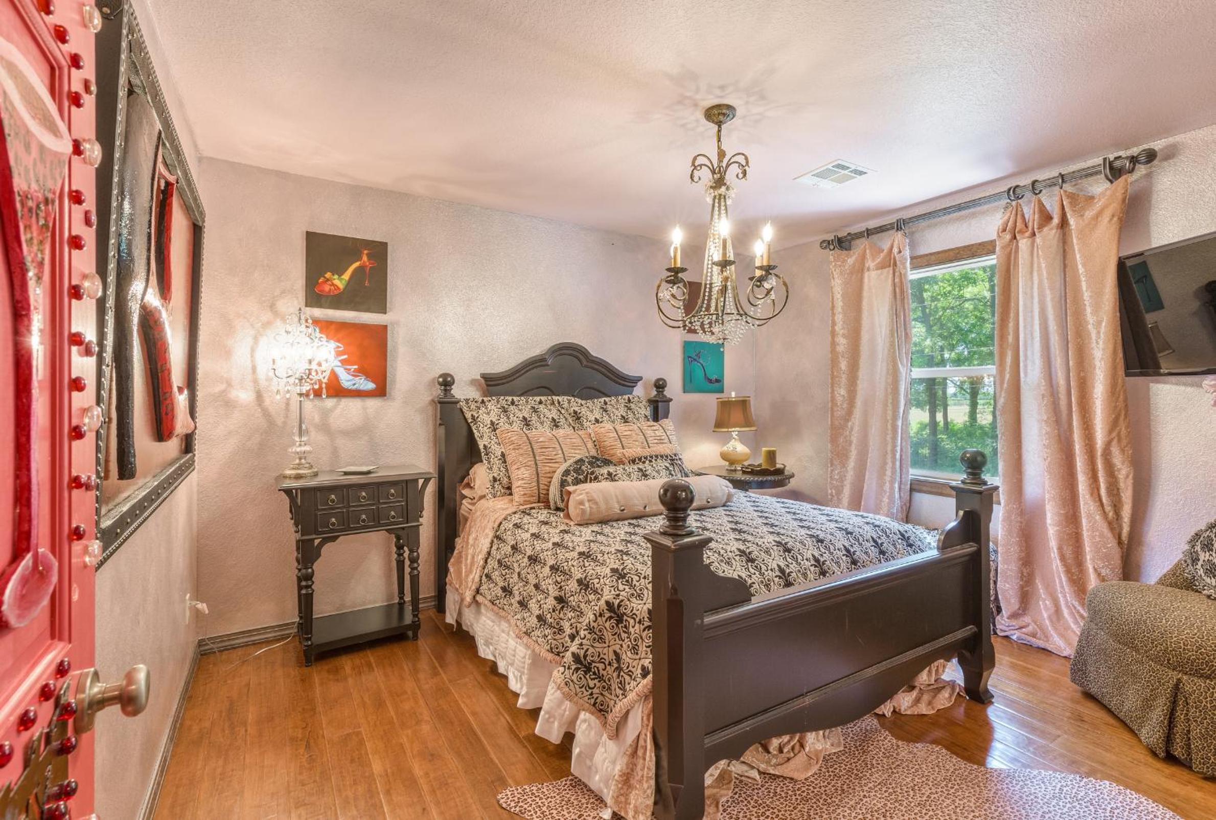 Three-Bedroom Suite - Photo 27