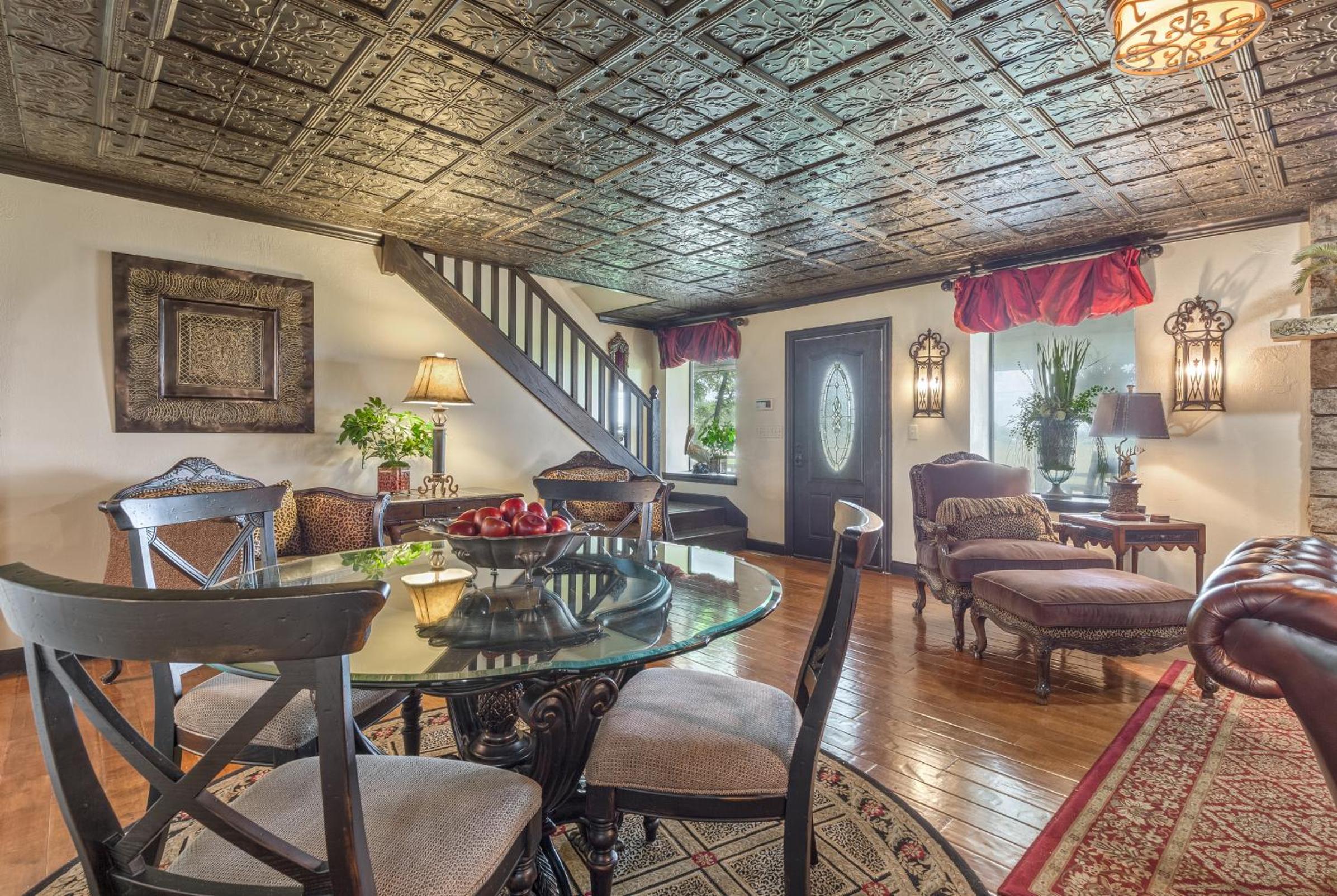 Three-Bedroom Suite - Photo 6