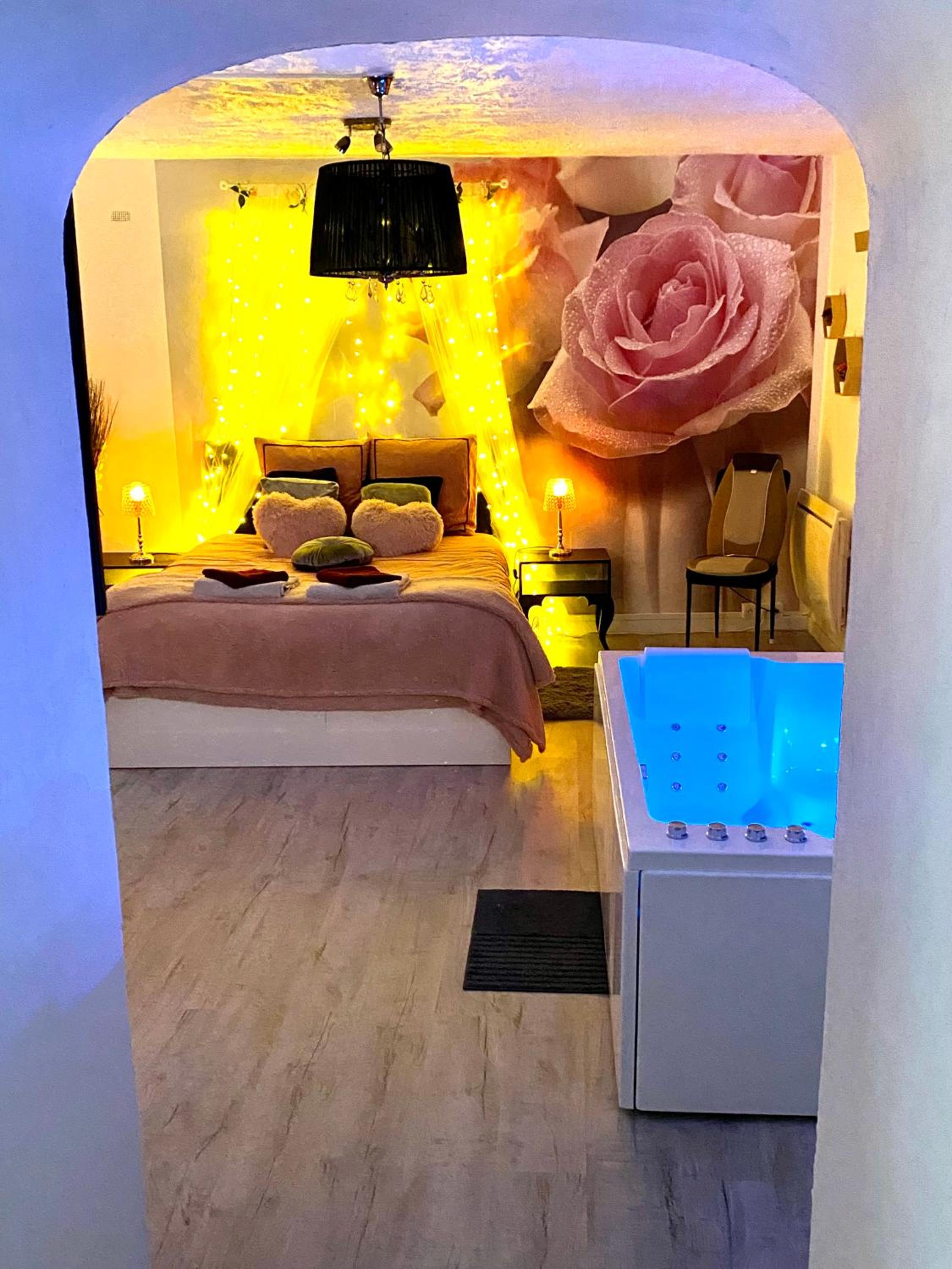 Suite with Hot Tub - Photo 9