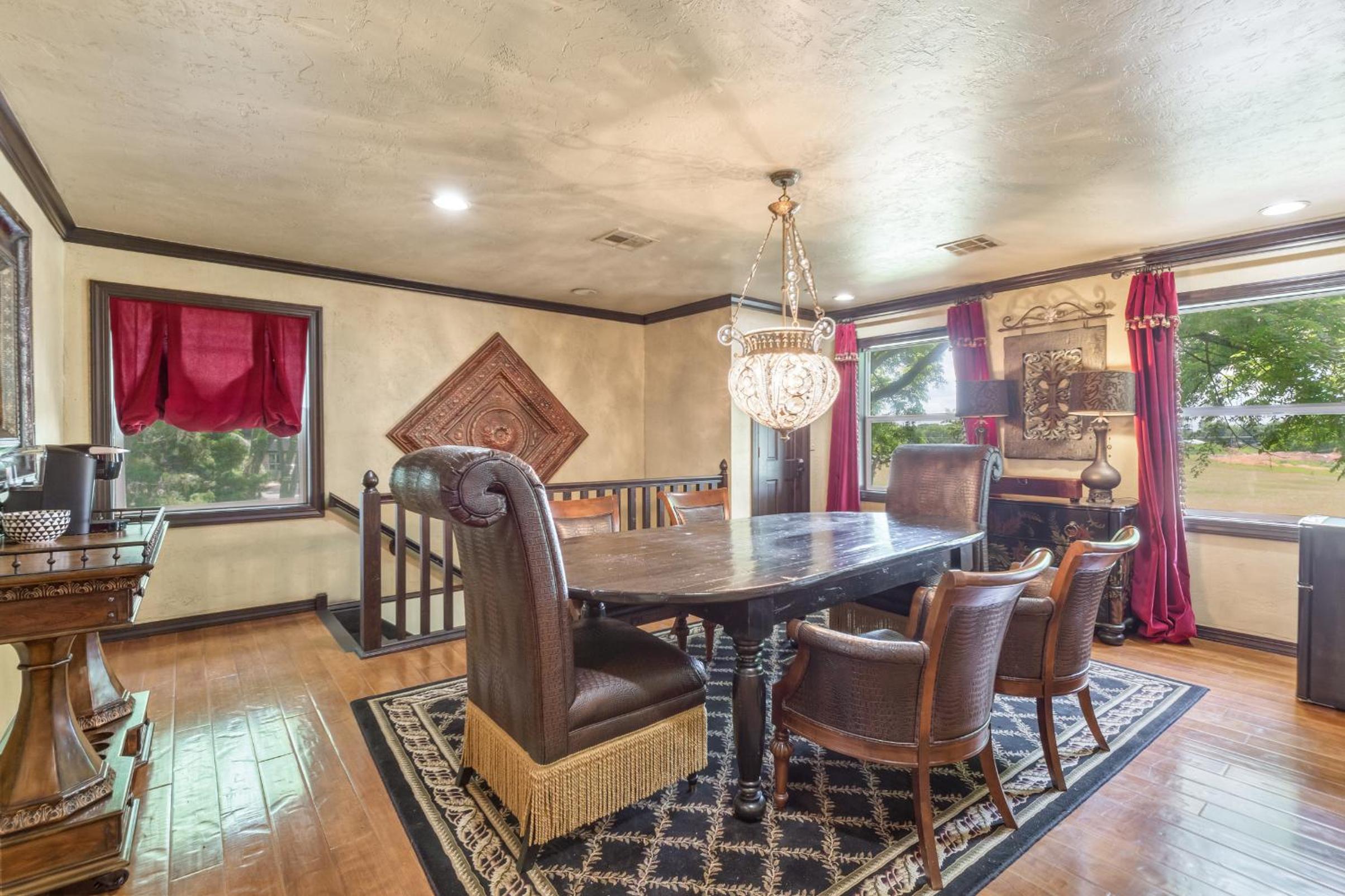 Six-Bedroom House photo 3