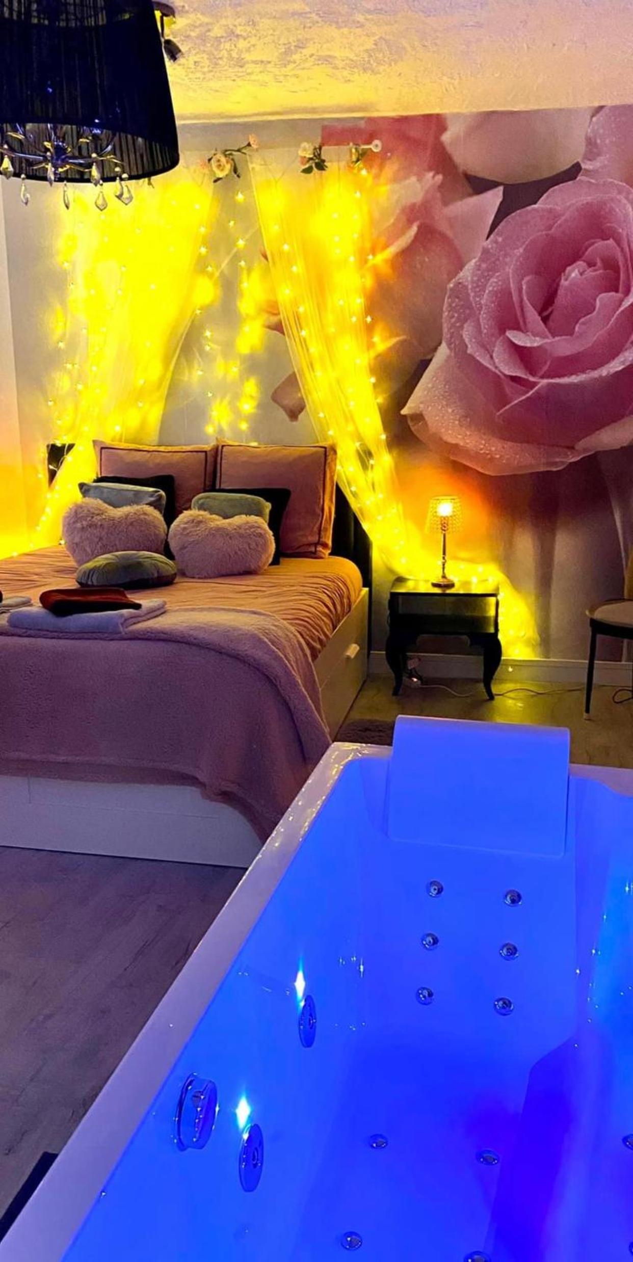 Suite with Hot Tub - Photo 12