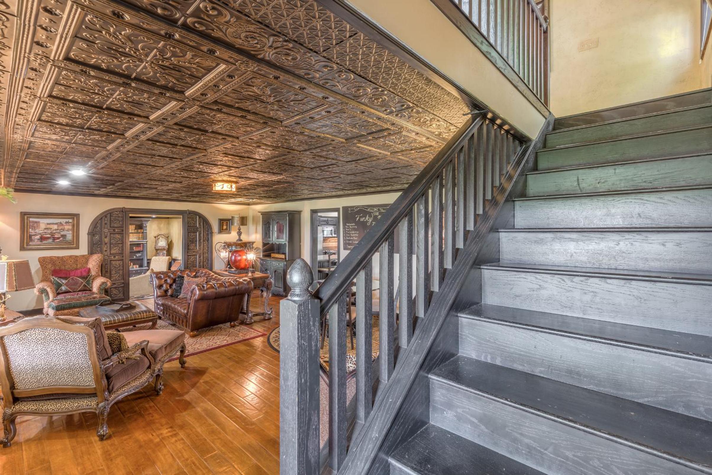 Six-Bedroom House photo 2
