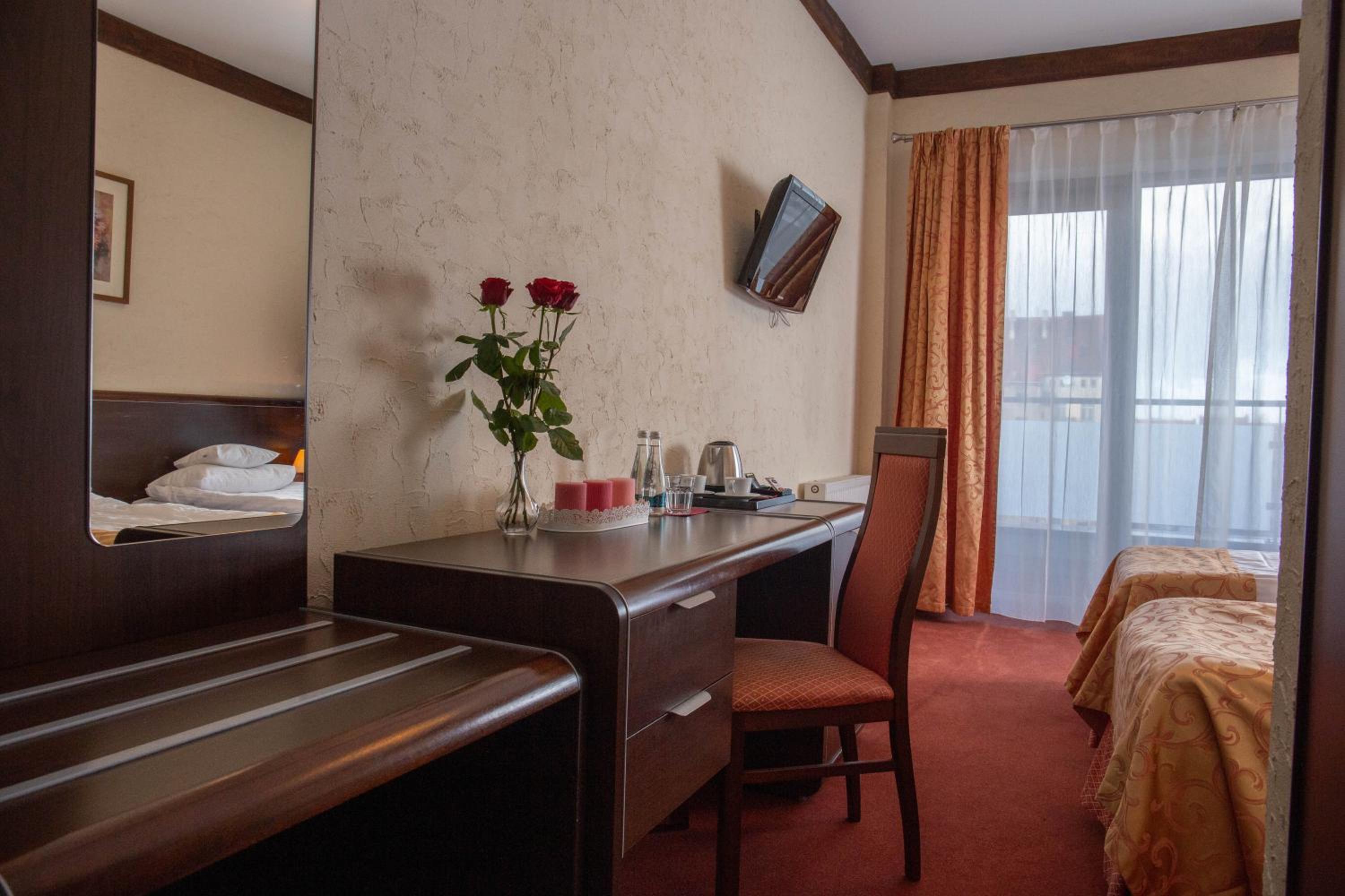 Twin Room with Balcony - Photo 2