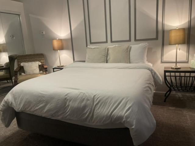 Deluxe Queen Suite
