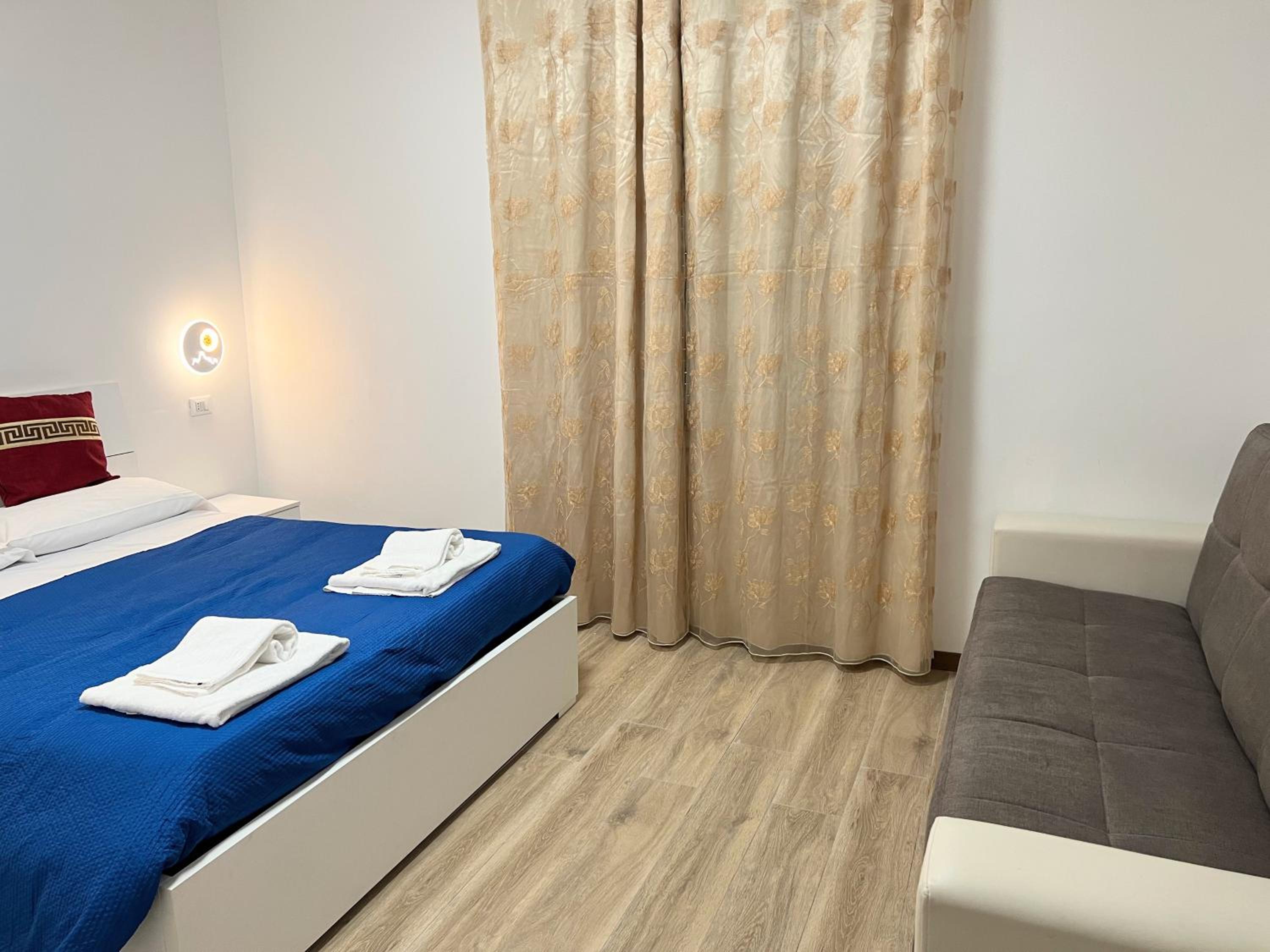 Large Double Room - Photo 5