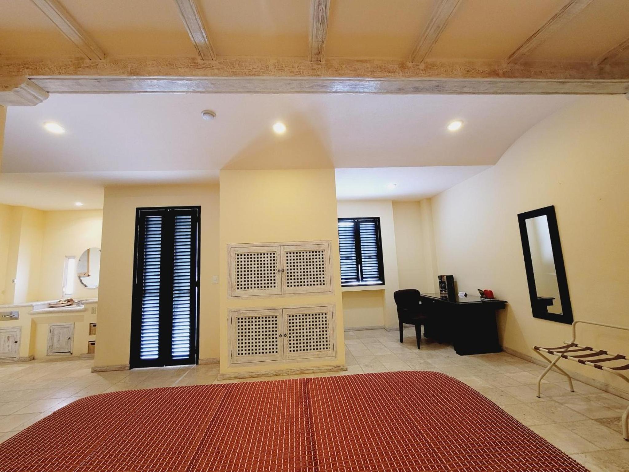 Deluxe King Room - Photo 5