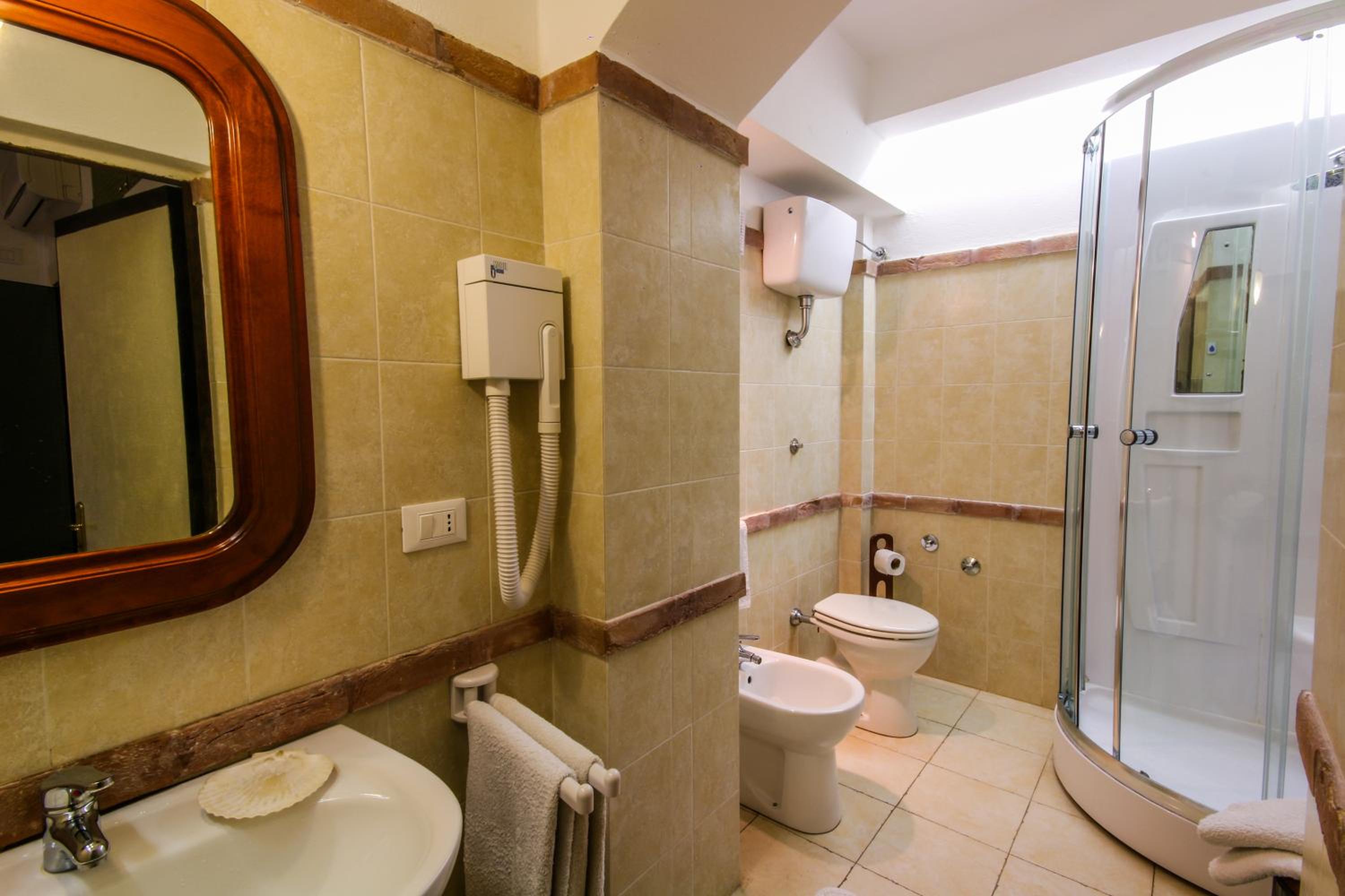 Double Room with Private Bathroom - Photo 2