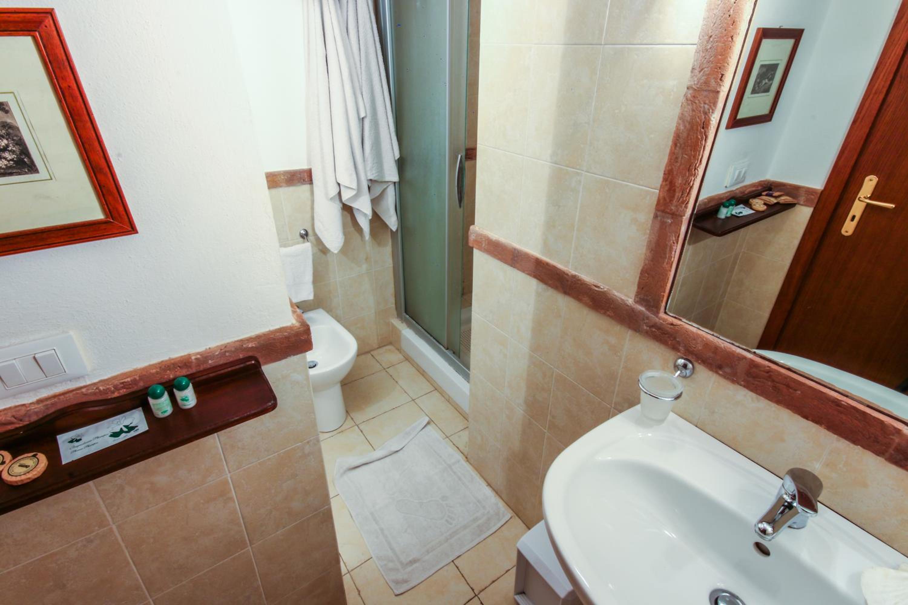 Twin Room with Private Bathroom photo 3