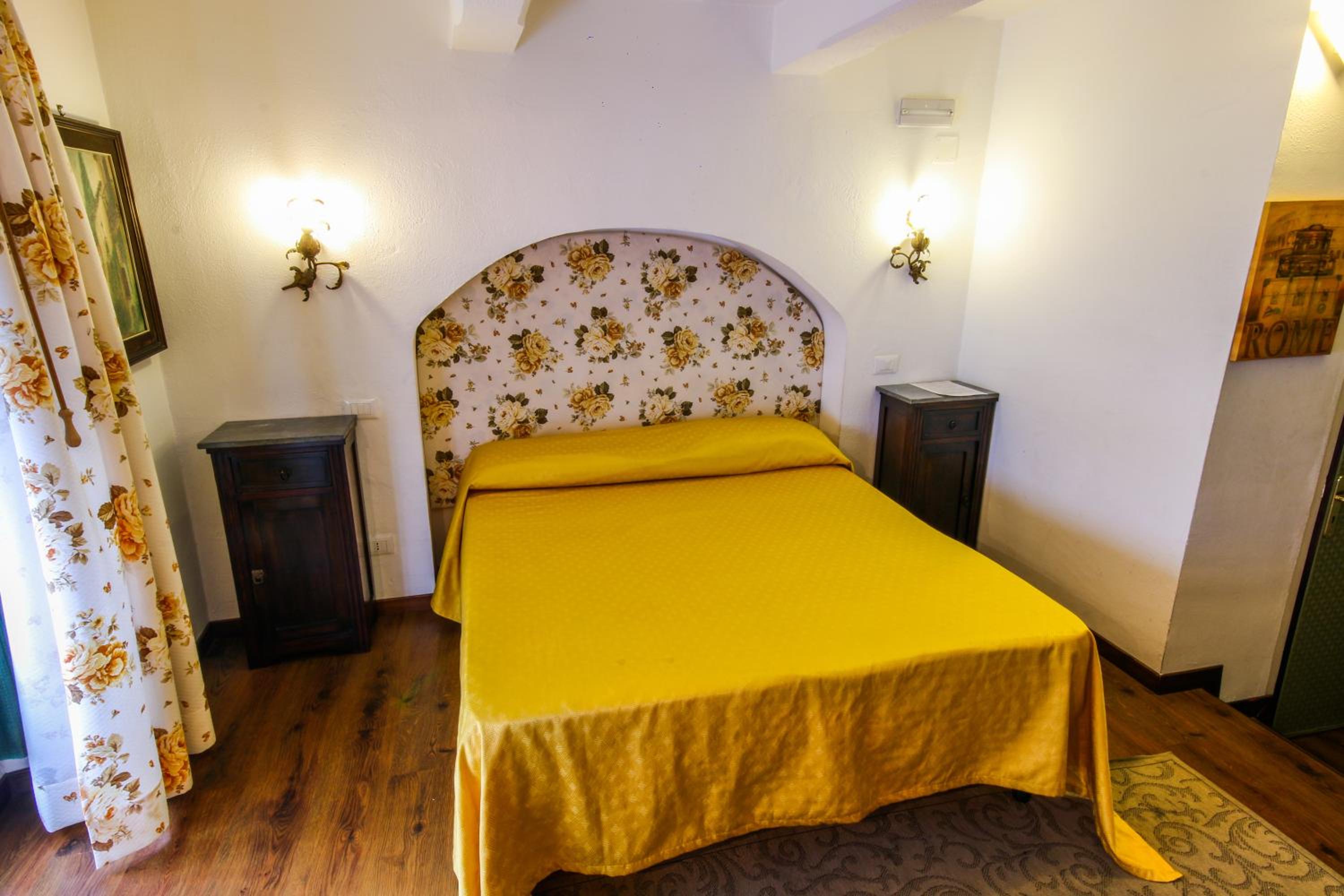 Double Room with Private Bathroom - Photo 4