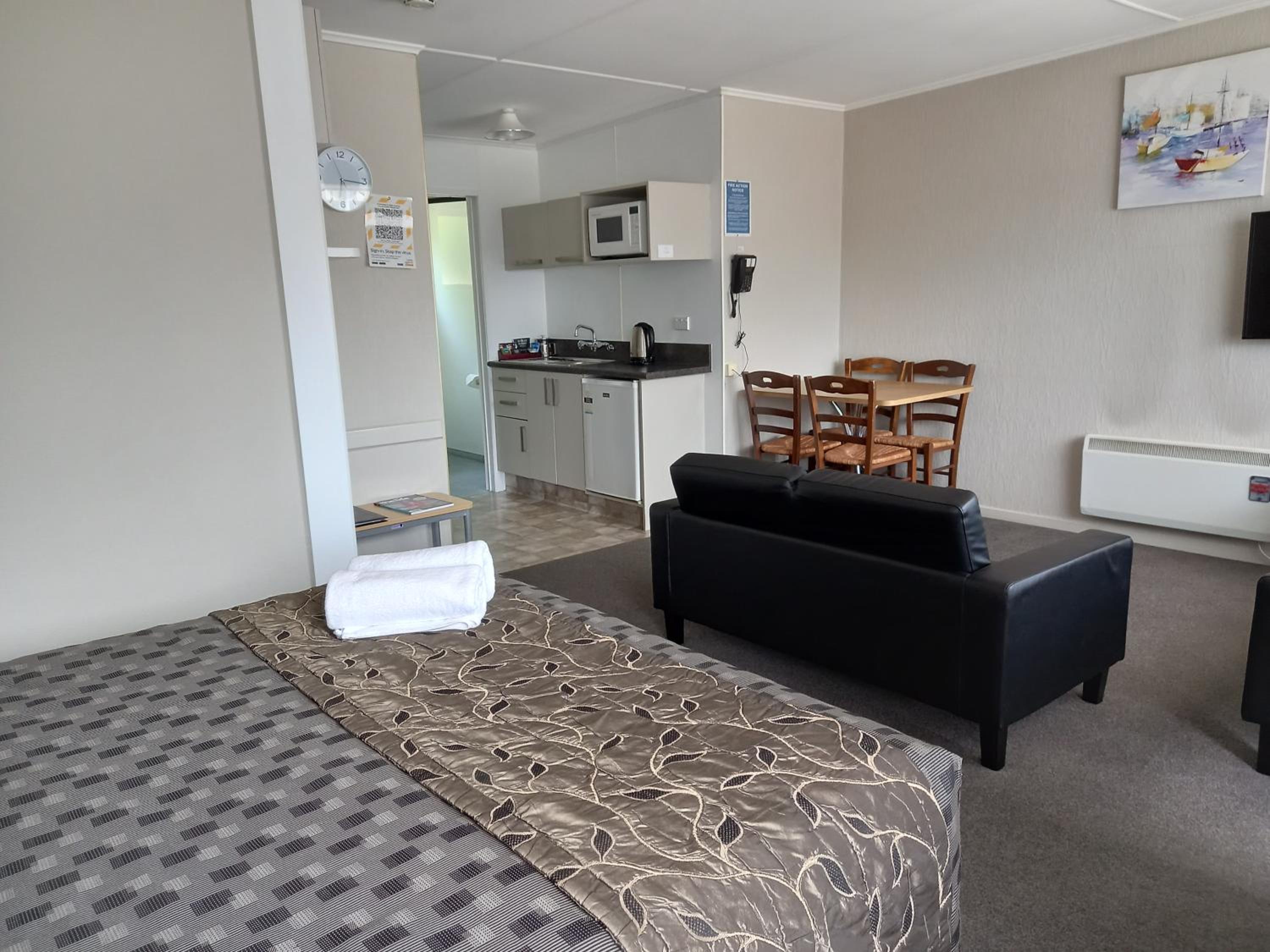 One Bedroom Suite with One Single Bed and One Queen Bed - Full Kitchen - Photo 9