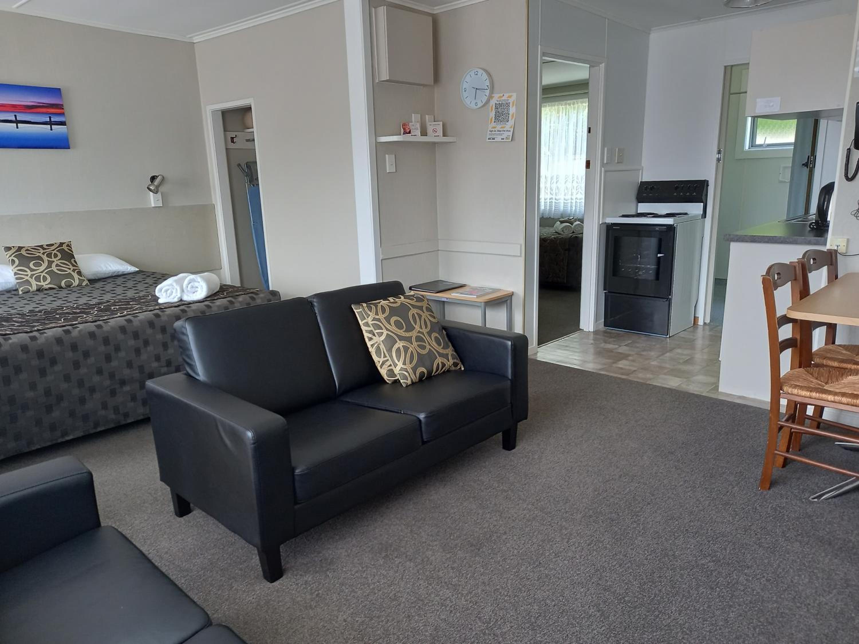 One Bedroom Suite with One Single Bed and One Queen Bed - Full Kitchen - Photo 8