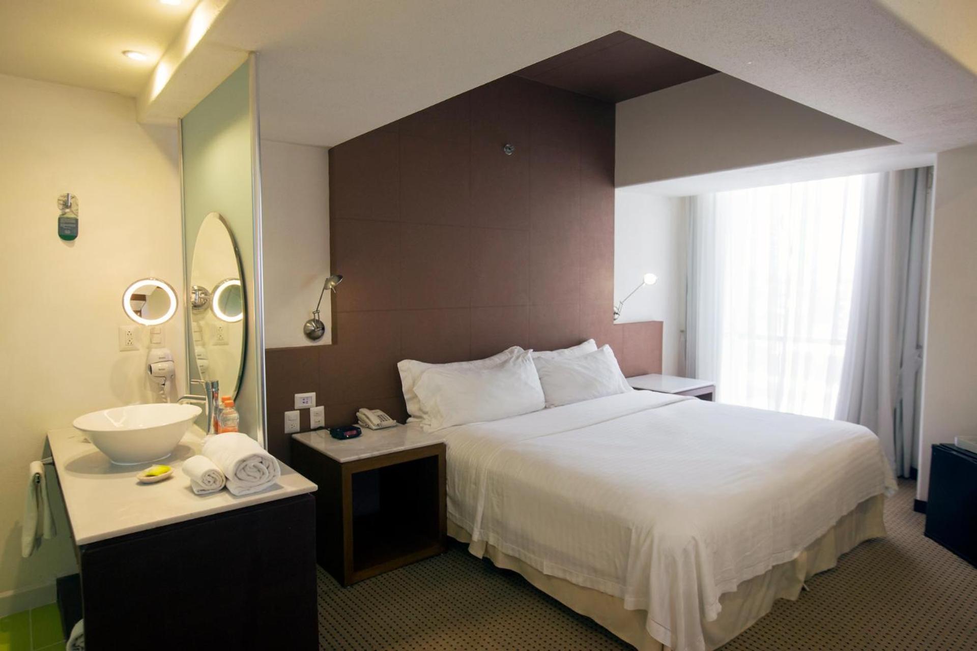 Deluxe King Room - Non-Smoking photo 1
