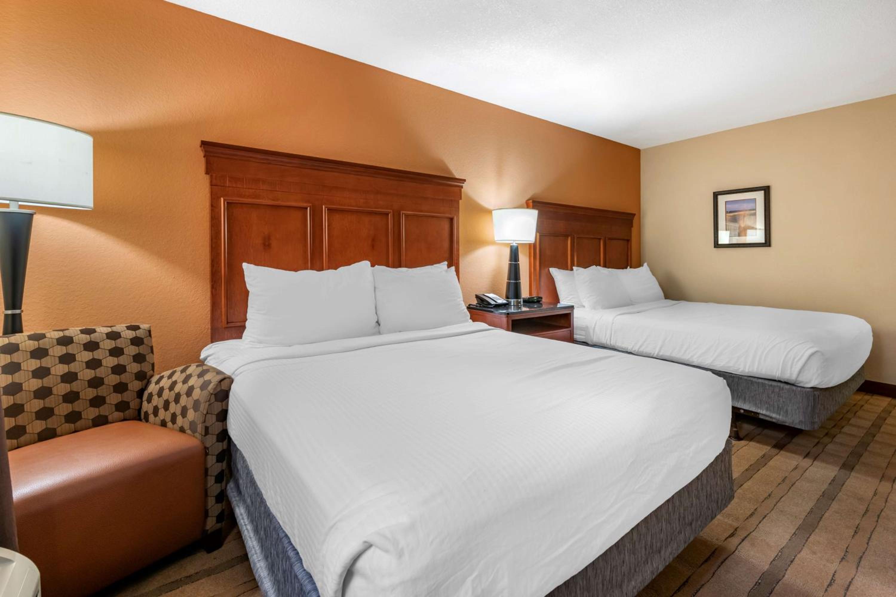 Queen Room with Two Queen Beds - Disability Access/Non-Smoking - Photo 4