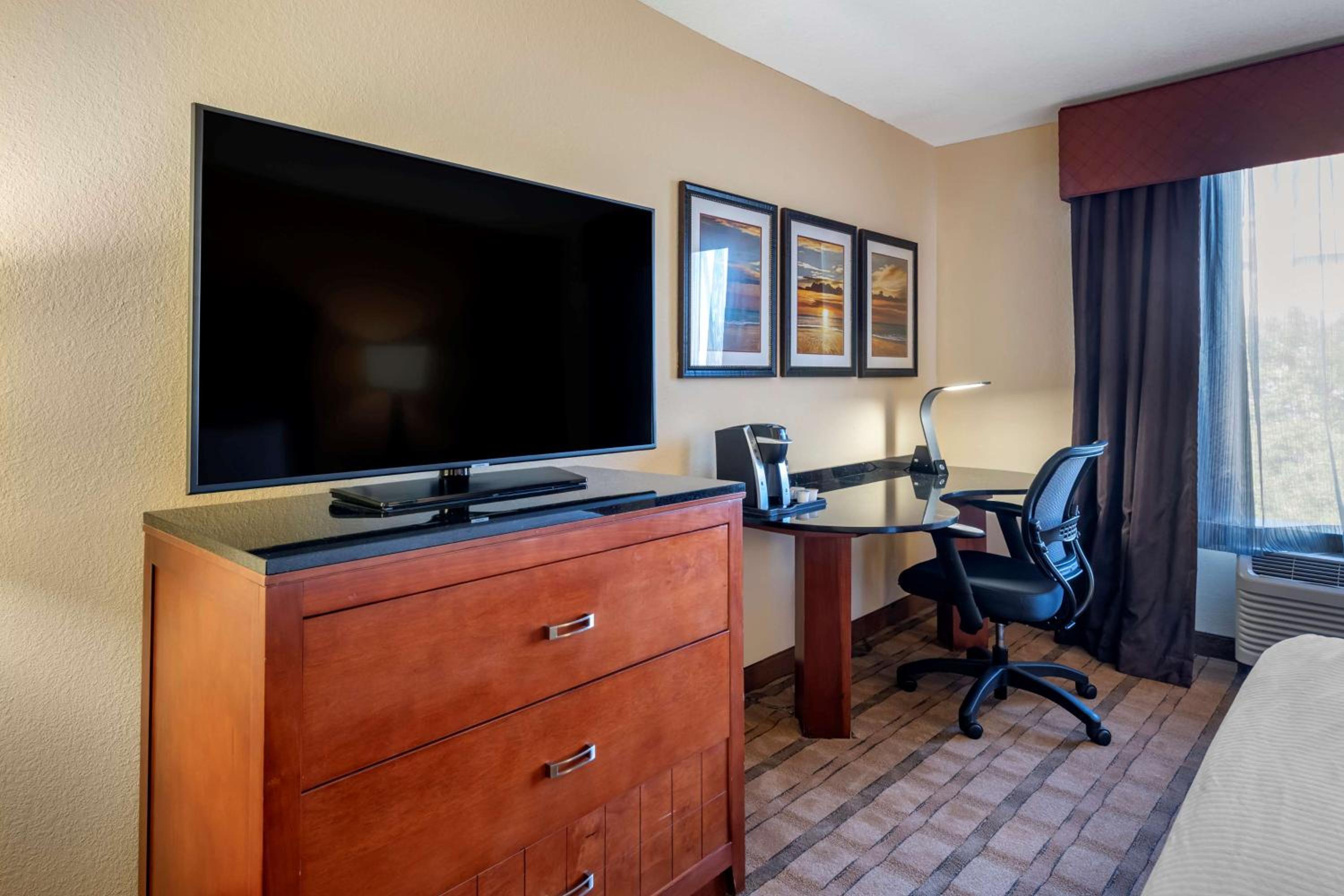 Queen Suite with Two Queen Beds - Photo 4