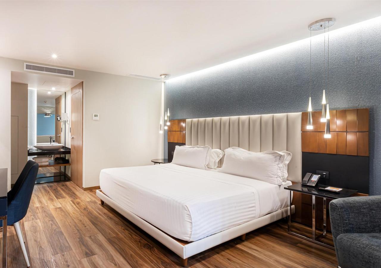 Executive King Room - Photo 9