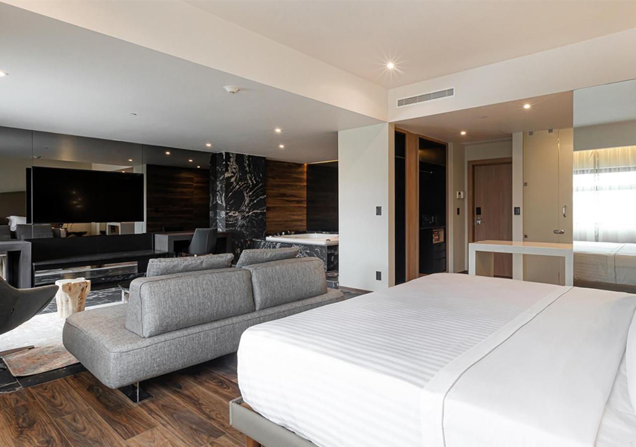 Deluxe Suite with Spa Bath - Photo 7